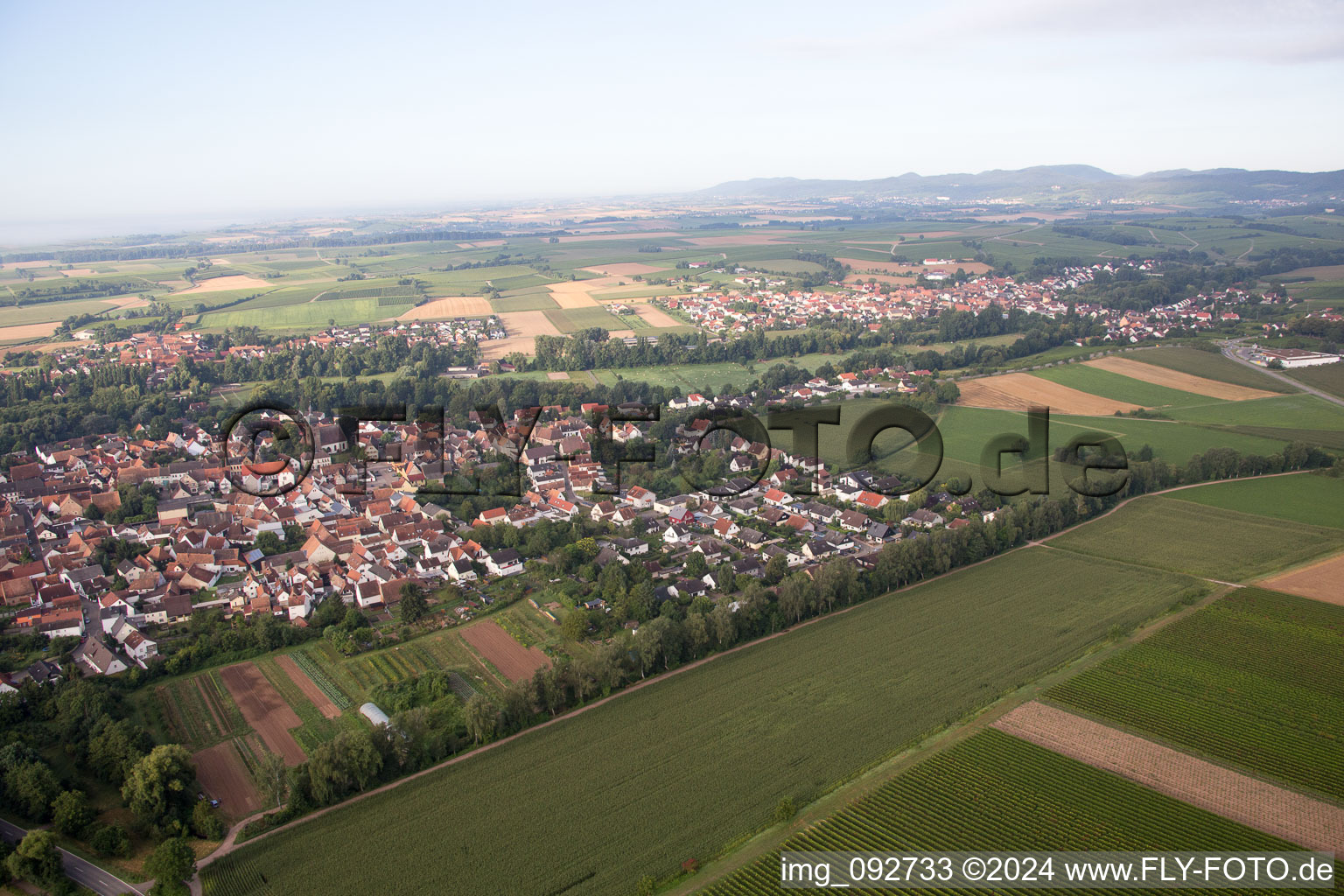 Vue oblique de Maxburgstr à le quartier Billigheim in Billigheim-Ingenheim dans le département Rhénanie-Palatinat, Allemagne