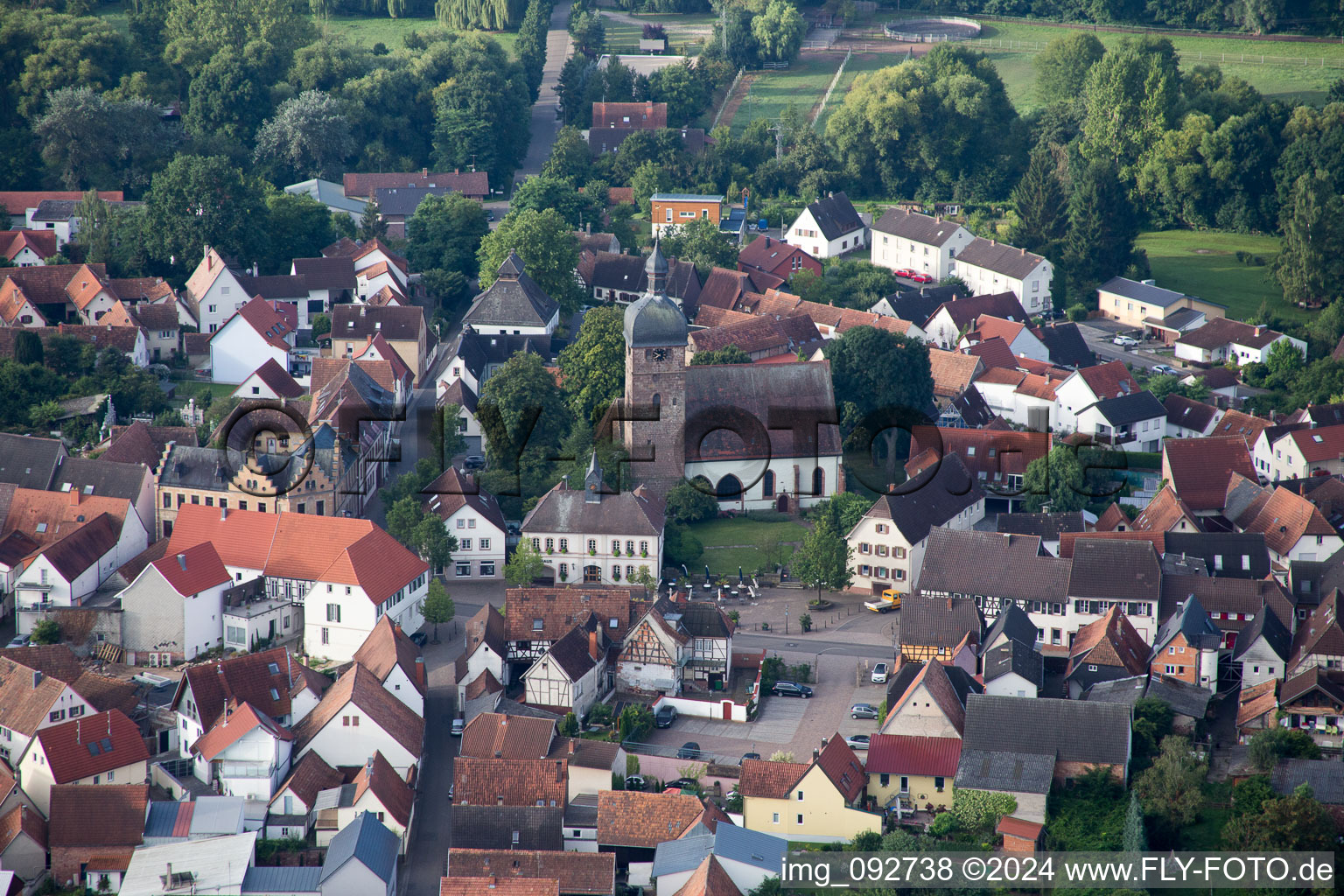 Quartier Billigheim in Billigheim-Ingenheim dans le département Rhénanie-Palatinat, Allemagne du point de vue du drone