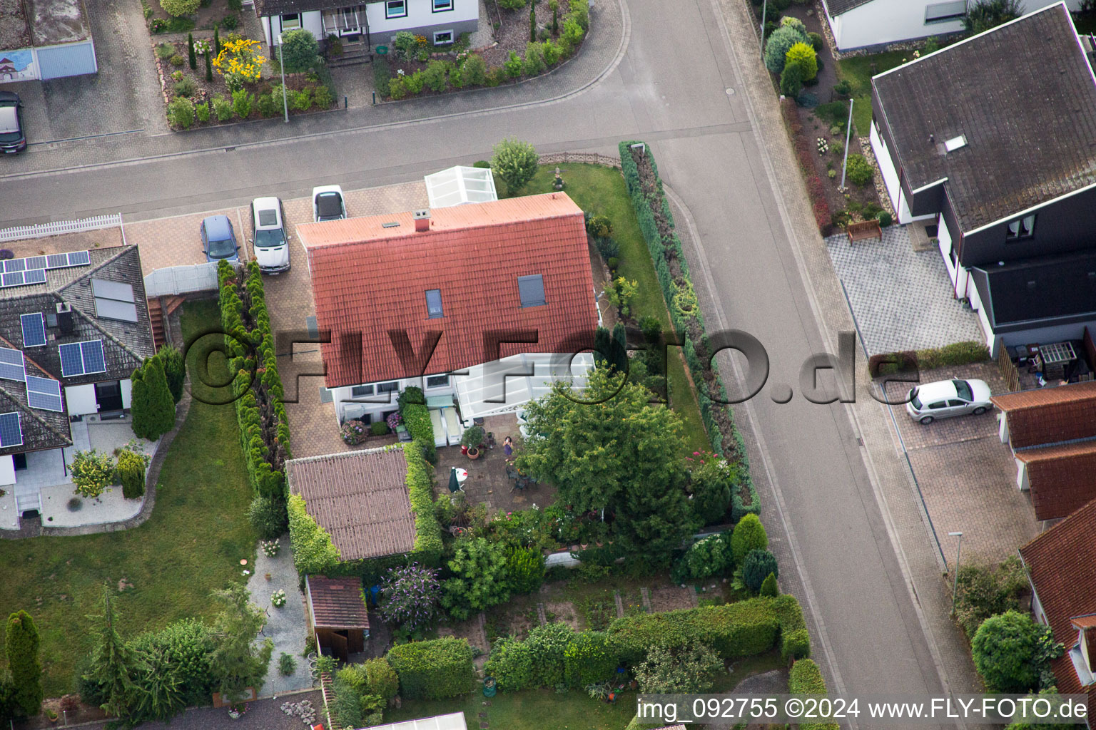 Maxburgstr à le quartier Billigheim in Billigheim-Ingenheim dans le département Rhénanie-Palatinat, Allemagne du point de vue du drone