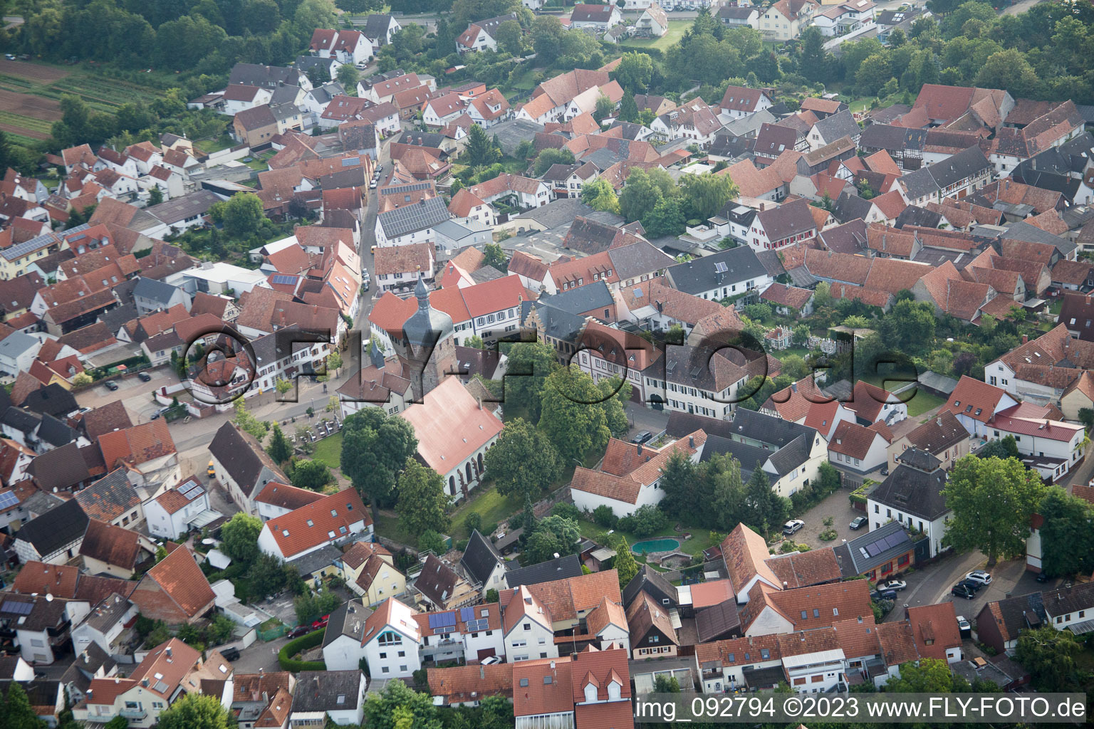 Quartier Billigheim in Billigheim-Ingenheim dans le département Rhénanie-Palatinat, Allemagne du point de vue du drone