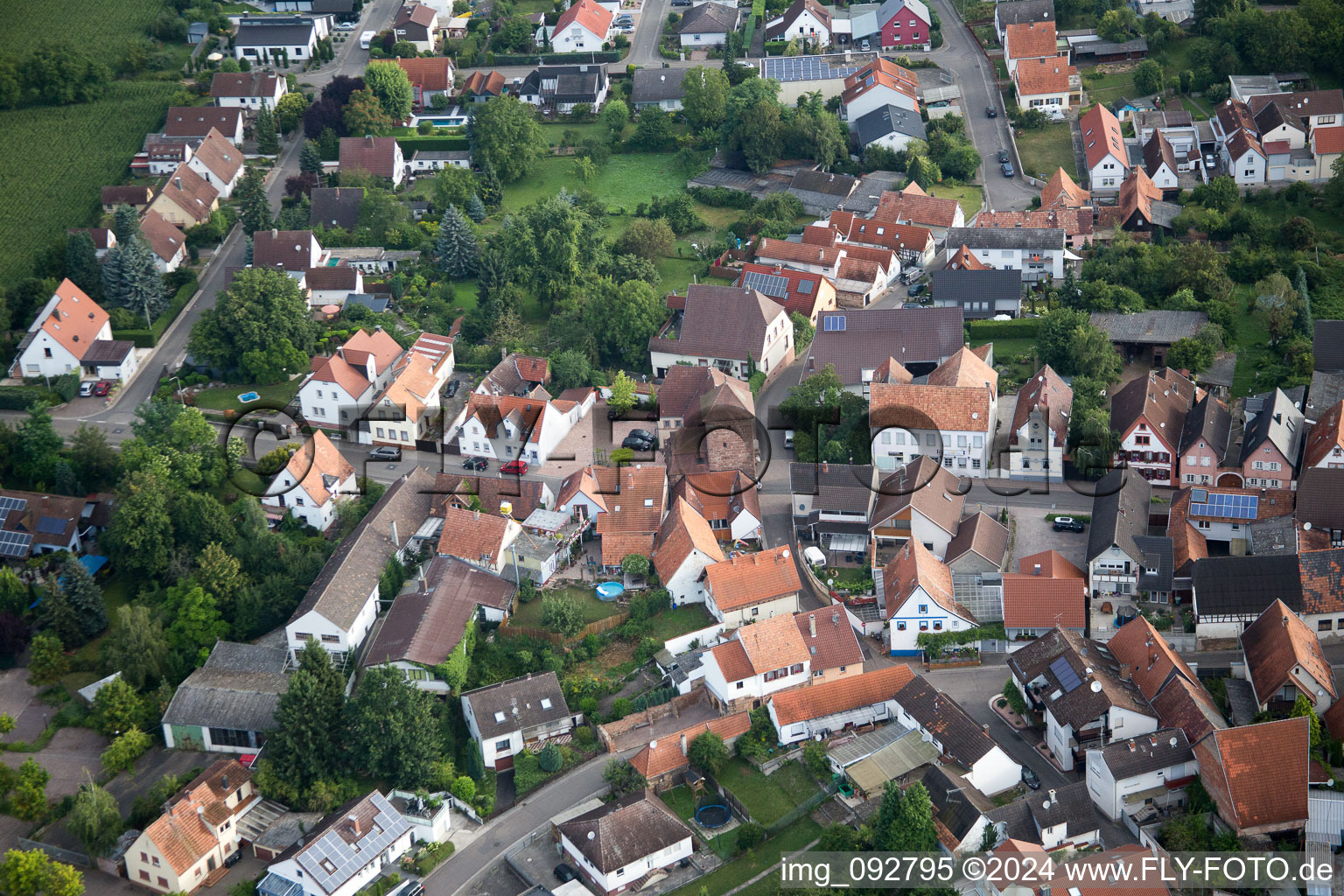 Quartier Billigheim in Billigheim-Ingenheim dans le département Rhénanie-Palatinat, Allemagne d'un drone