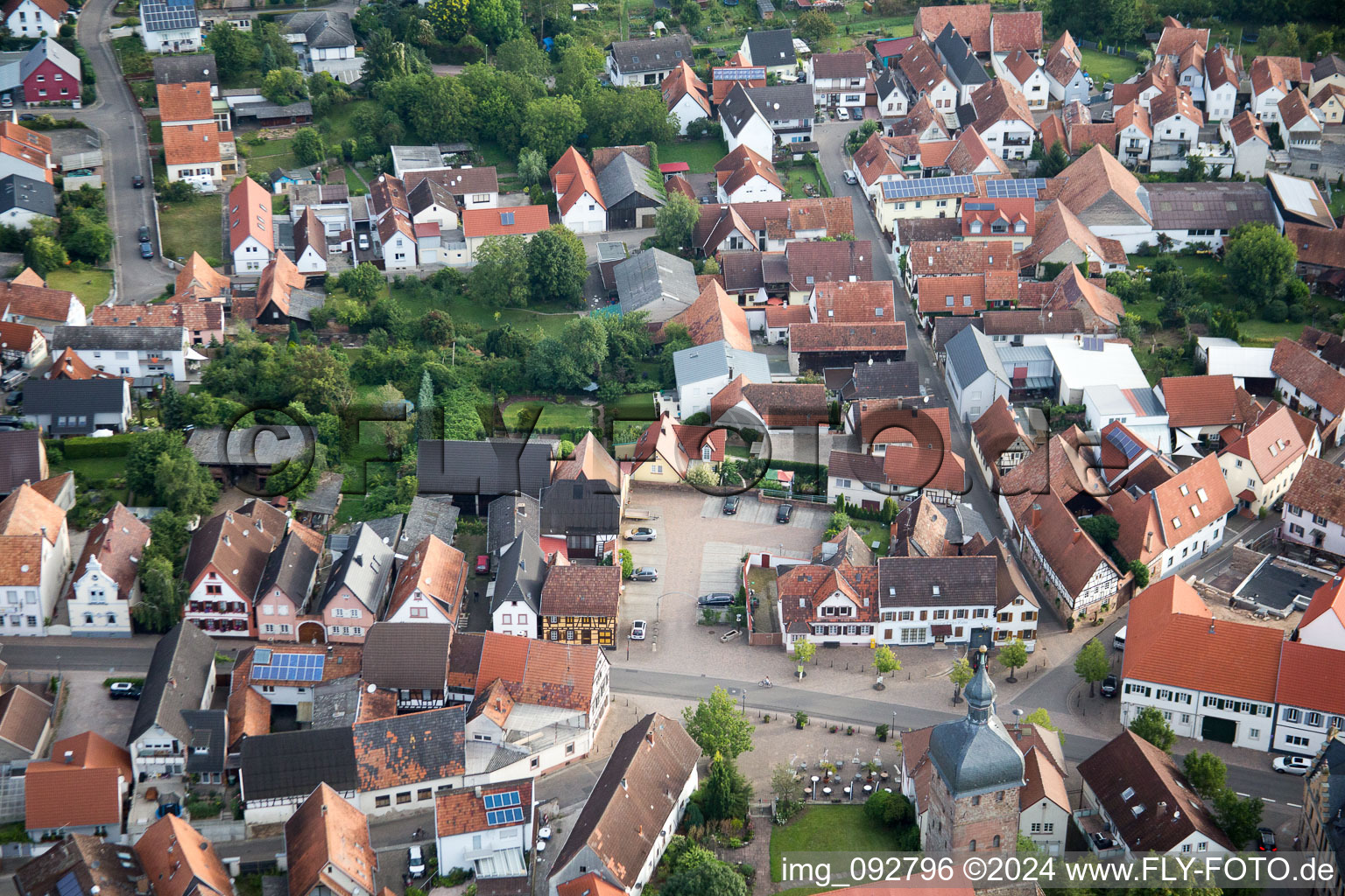 Quartier Billigheim in Billigheim-Ingenheim dans le département Rhénanie-Palatinat, Allemagne vu d'un drone