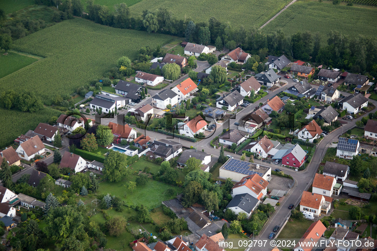 Maxburgstr à le quartier Billigheim in Billigheim-Ingenheim dans le département Rhénanie-Palatinat, Allemagne depuis l'avion