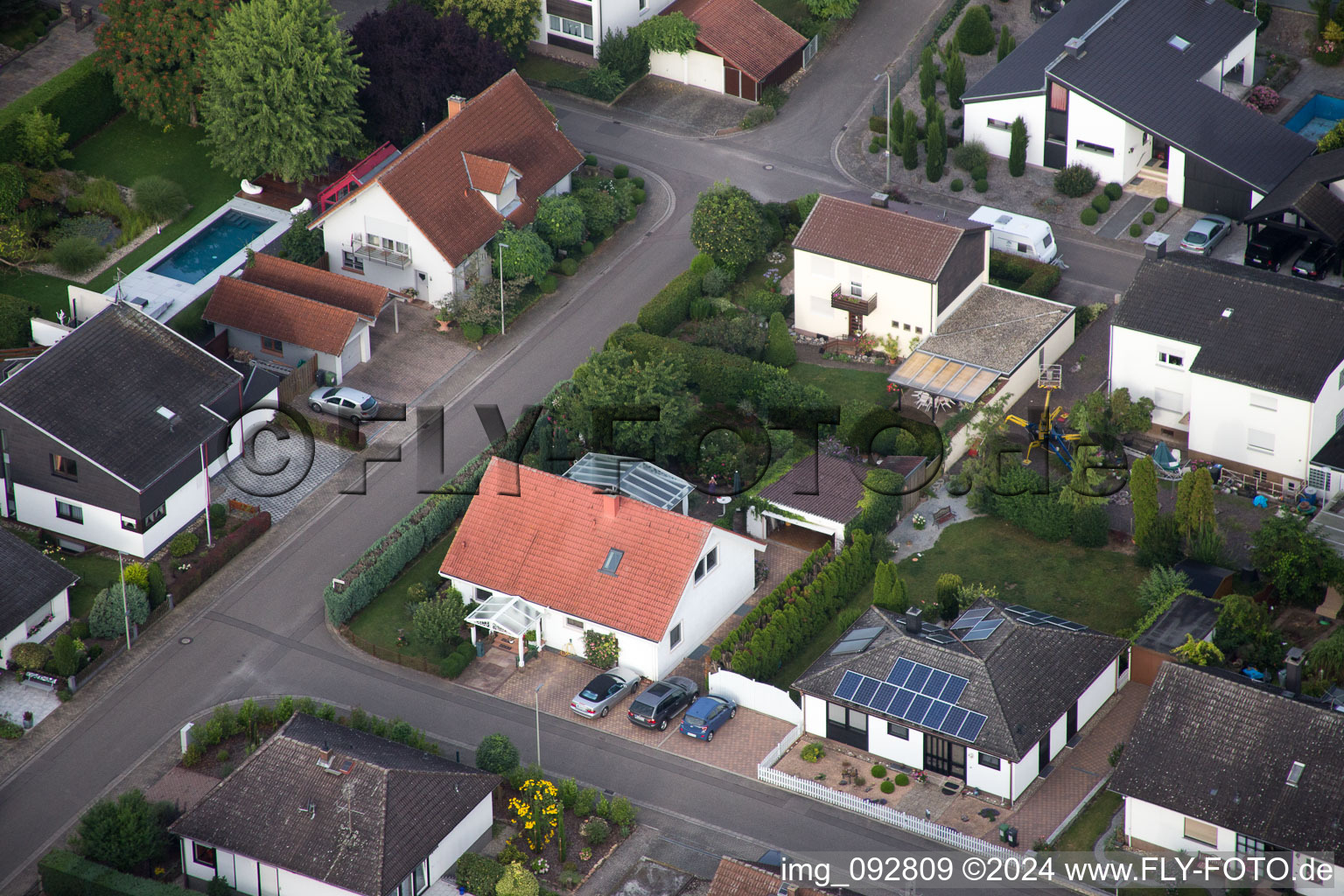 Enregistrement par drone de Maxburgstr à le quartier Billigheim in Billigheim-Ingenheim dans le département Rhénanie-Palatinat, Allemagne