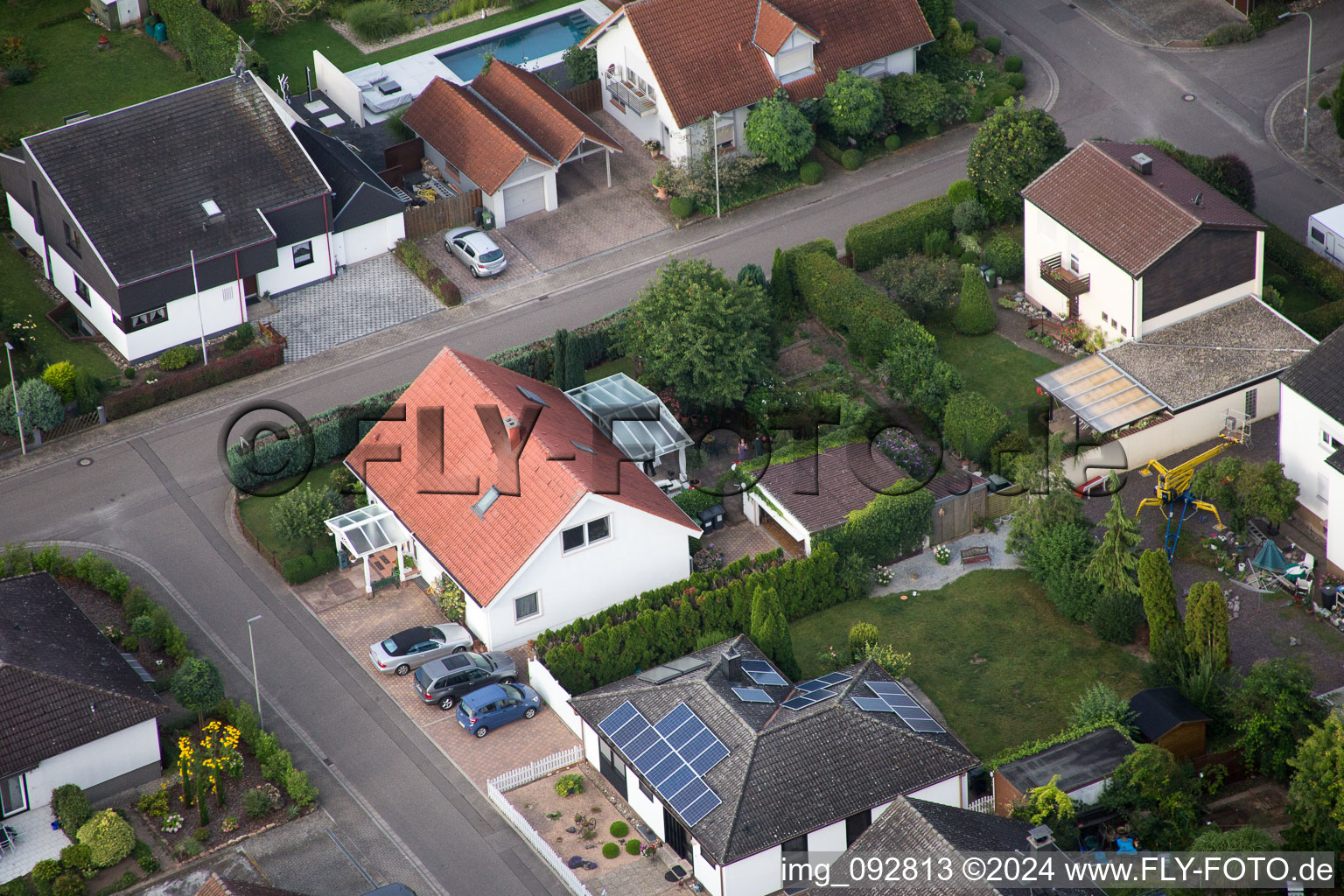 Maxburgstr à le quartier Billigheim in Billigheim-Ingenheim dans le département Rhénanie-Palatinat, Allemagne du point de vue du drone