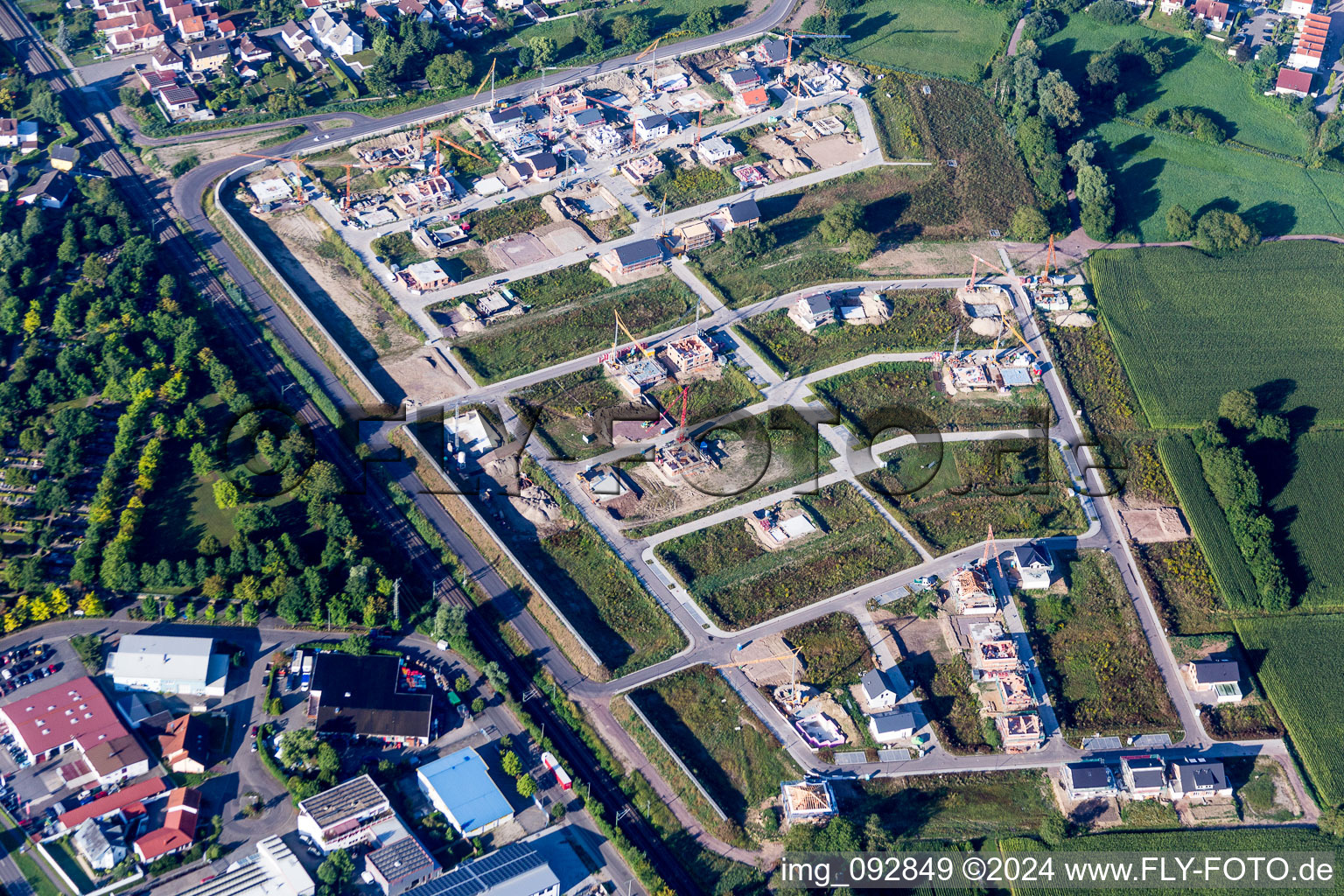 Vue aérienne de Chantiers de construction pour le nouveau quartier résidentiel d'un lotissement de maisons unifamiliales à Niederwiesen à Wörth am Rhein dans le département Rhénanie-Palatinat, Allemagne