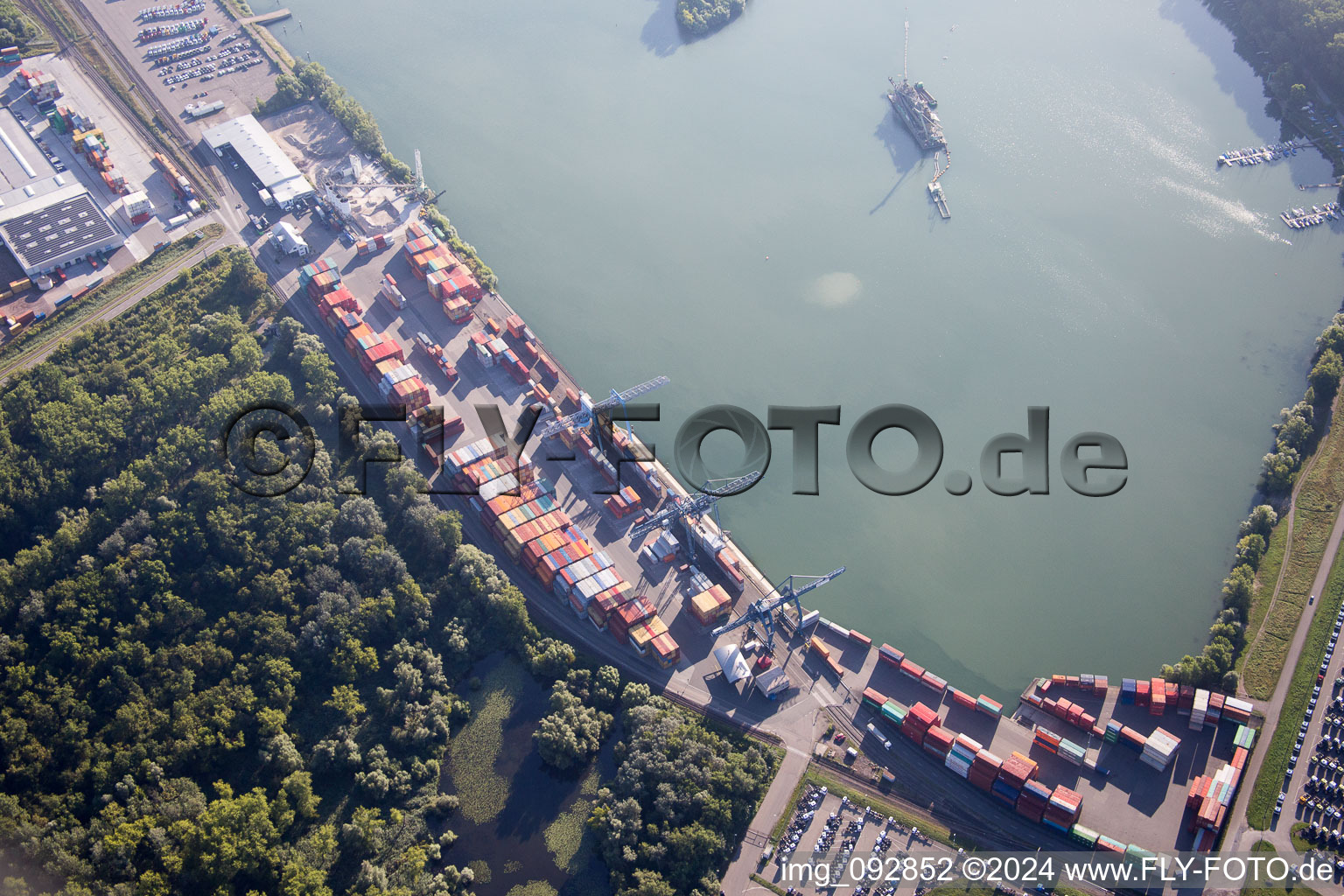 Vue aérienne de Zone industrielle d'Oberwald, port rhénan de Wörth à le quartier Maximiliansau in Wörth am Rhein dans le département Rhénanie-Palatinat, Allemagne