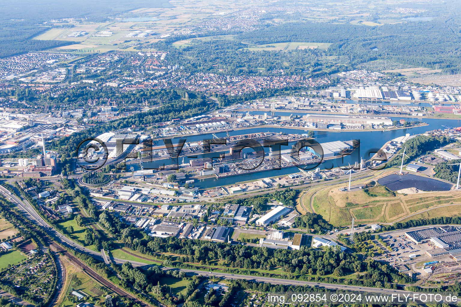 Vue aérienne de Du nord à le quartier Rheinhafen in Karlsruhe dans le département Bade-Wurtemberg, Allemagne