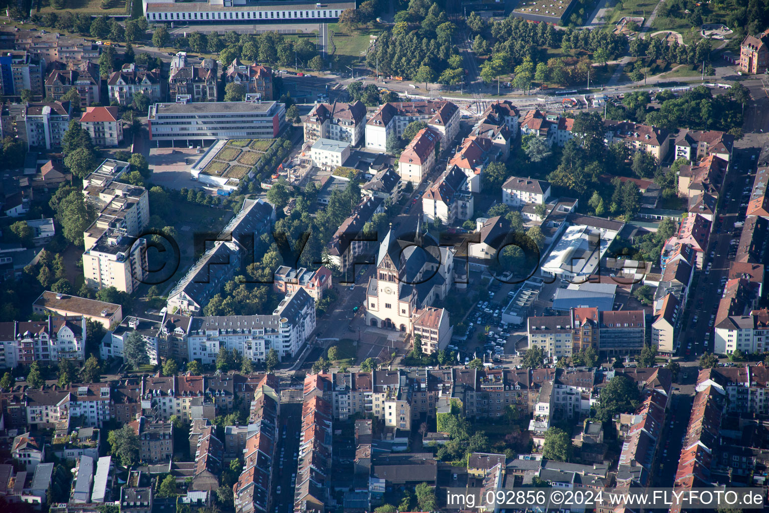 Vue aérienne de Église Saint-Boniface Sophienstrasse à le quartier Weststadt in Karlsruhe dans le département Bade-Wurtemberg, Allemagne