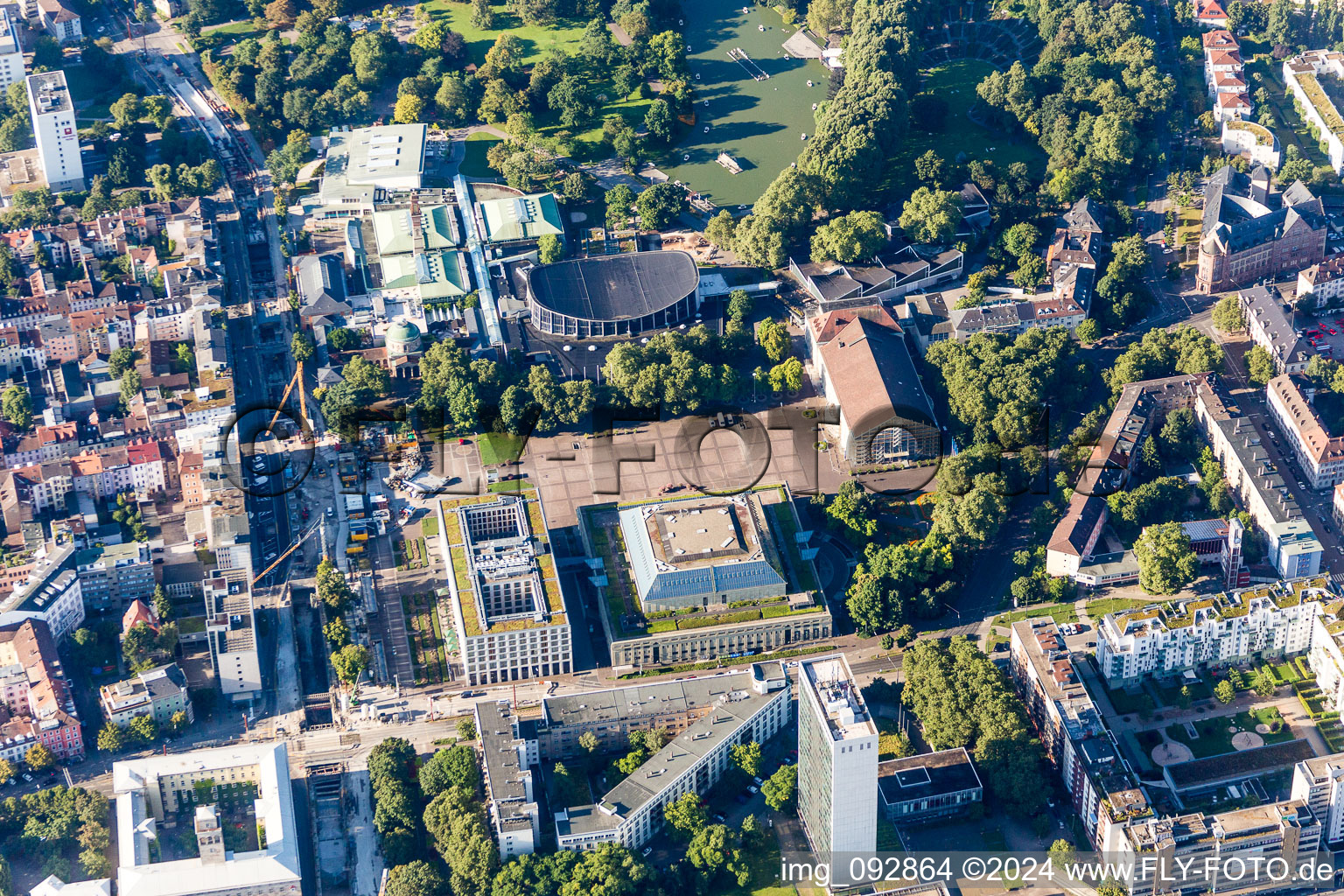 Vue aérienne de Centre de congrès sur le site du festival à le quartier Südweststadt in Karlsruhe dans le département Bade-Wurtemberg, Allemagne