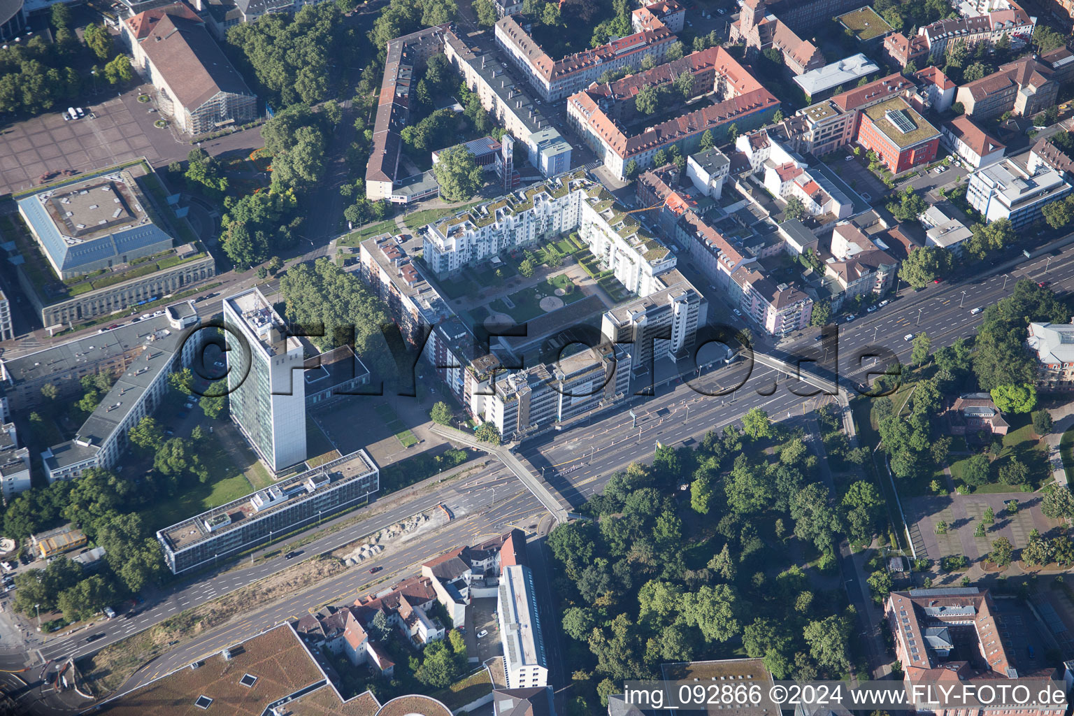 Vue aérienne de Bureau de district, Kriegsstr à le quartier Südweststadt in Karlsruhe dans le département Bade-Wurtemberg, Allemagne