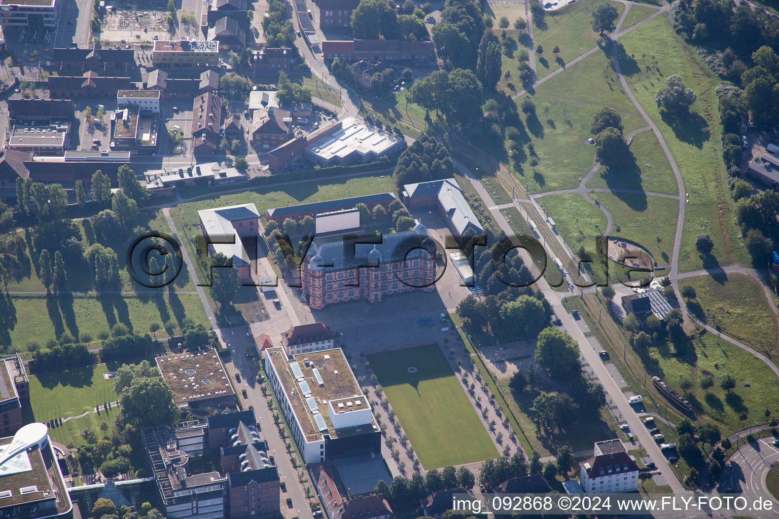 Vue aérienne de Parc Otto Dullenkopf Château de Gottesaue à le quartier Oststadt in Karlsruhe dans le département Bade-Wurtemberg, Allemagne