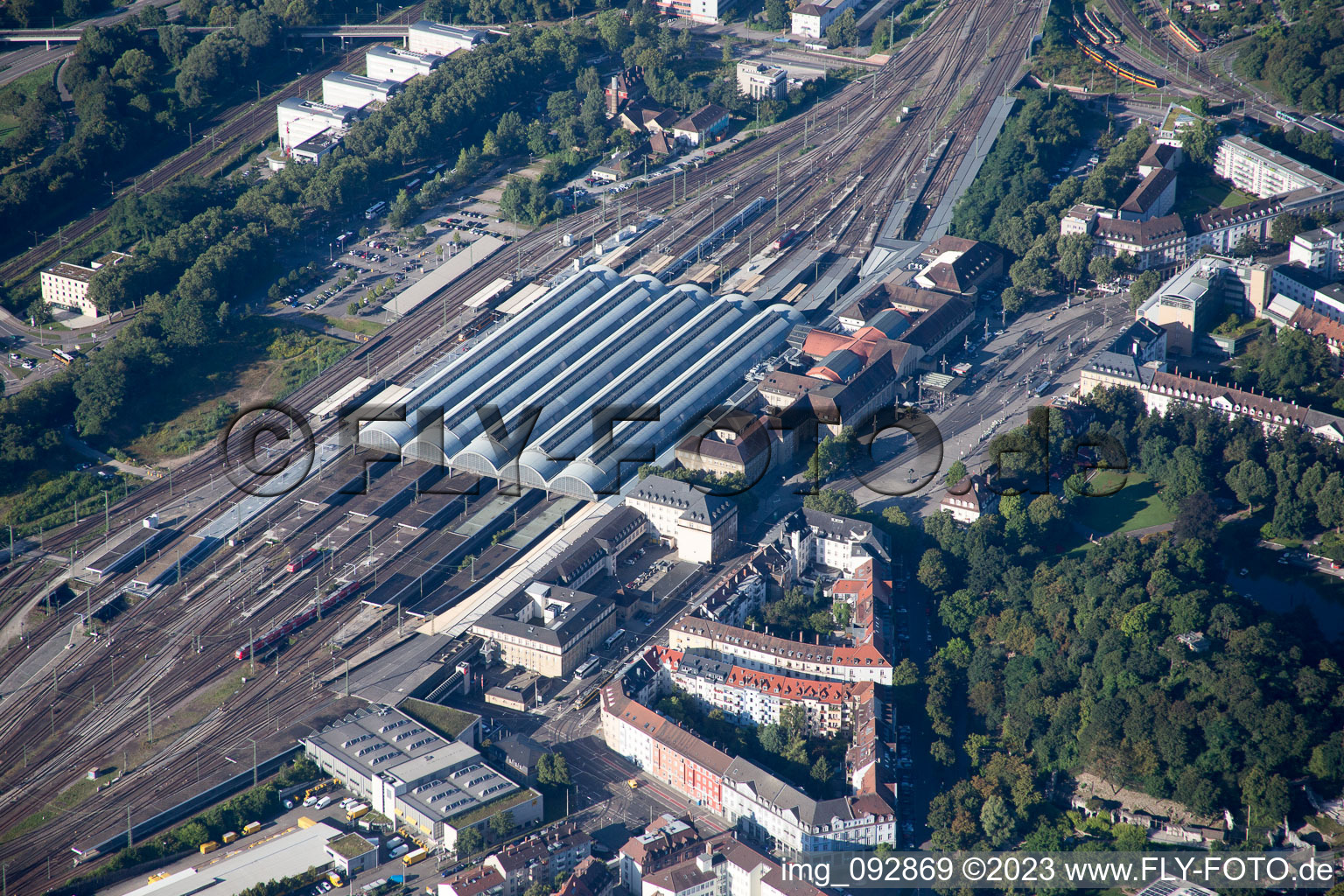Vue aérienne de Gare centrale à le quartier Südweststadt in Karlsruhe dans le département Bade-Wurtemberg, Allemagne
