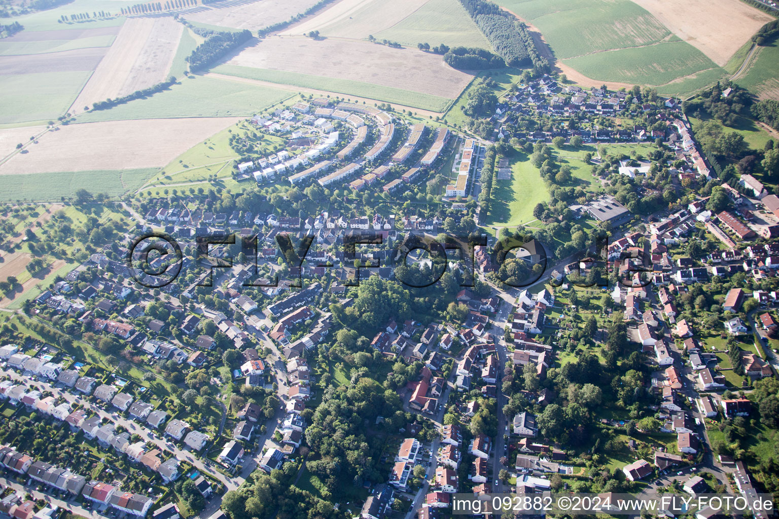 Vue aérienne de Vue sur le village à le quartier Hohenwettersbach in Karlsruhe dans le département Bade-Wurtemberg, Allemagne