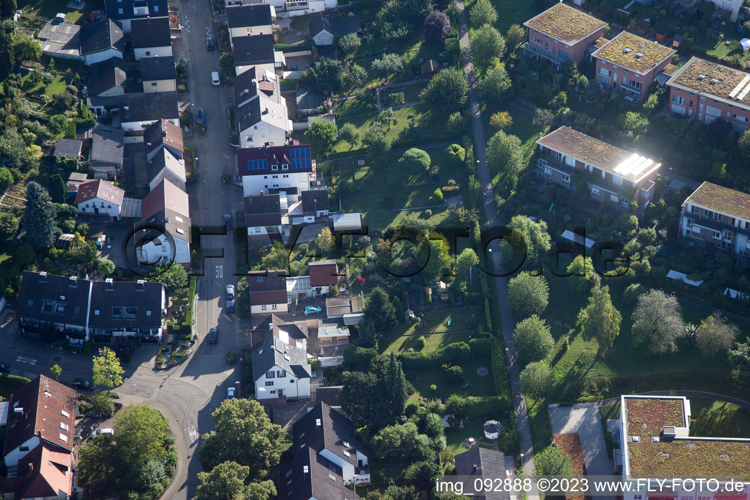 Quartier Hohenwettersbach in Karlsruhe dans le département Bade-Wurtemberg, Allemagne du point de vue du drone