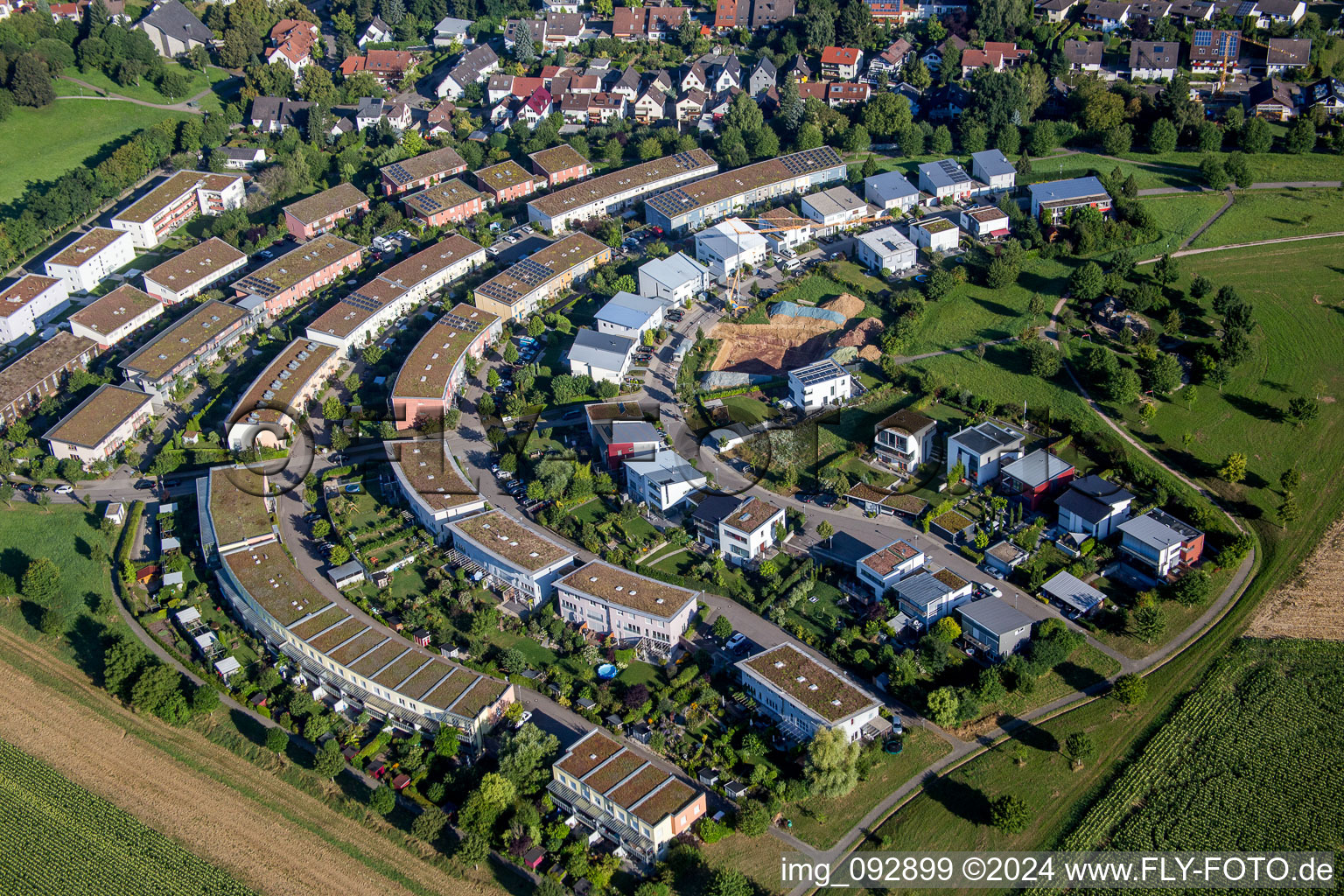 Vue aérienne de Quartier résidentiel d'un projet de maison éco-unifamiliale Cinquante acres en Hohenwettersbach à le quartier Hohenwettersbach in Karlsruhe dans le département Bade-Wurtemberg, Allemagne