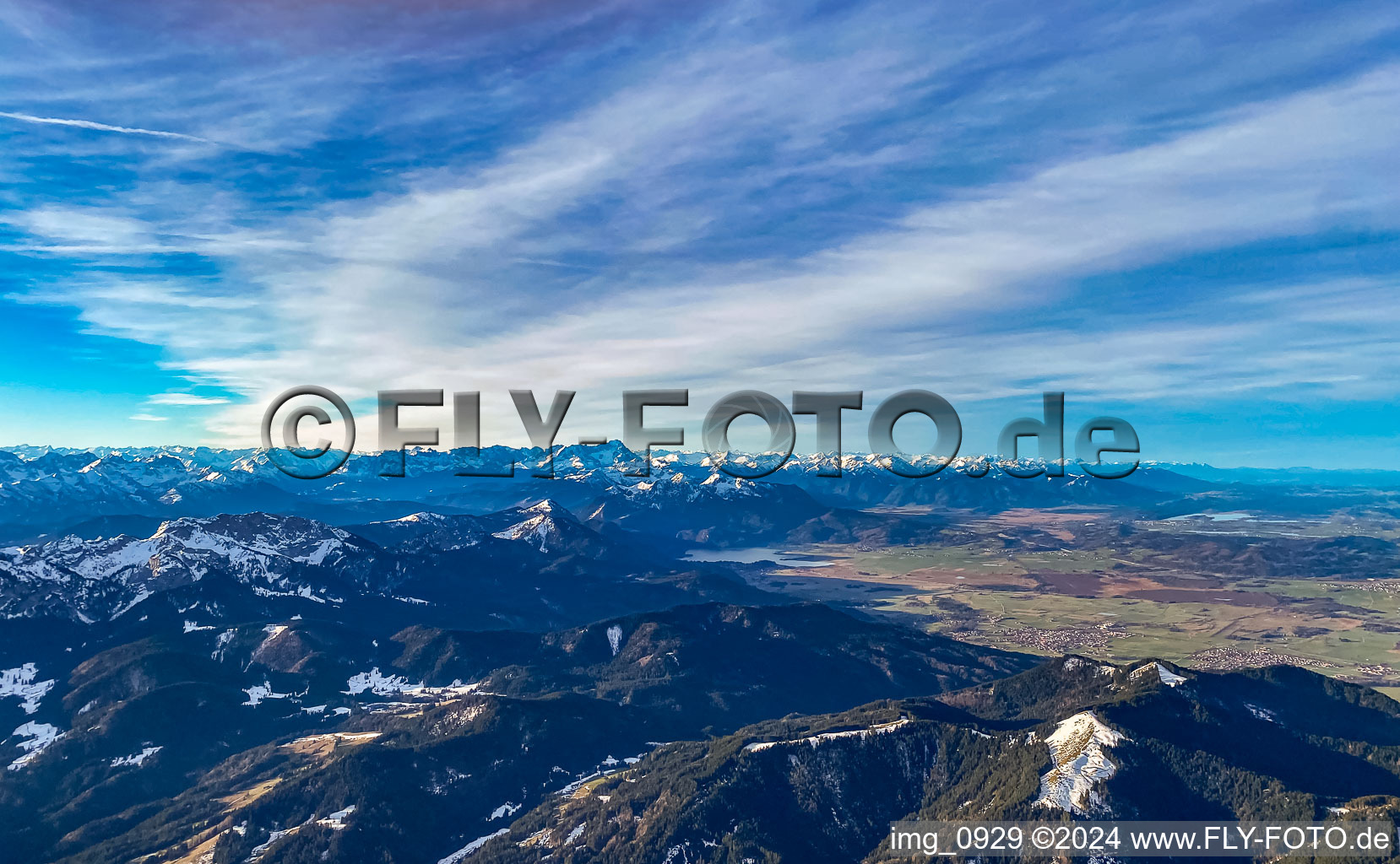 Vue aérienne de Panorama alpin sur le lac Kochel à Schlehdorf dans le département Bavière, Allemagne