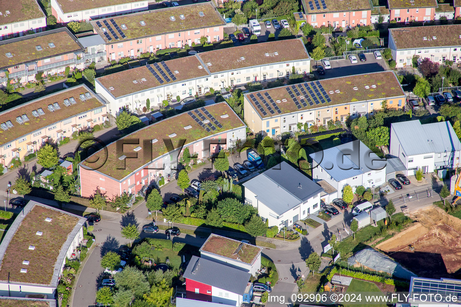 Vue aérienne de Quartier résidentiel d'un projet de maison éco-unifamiliale Cinquante acres en Hohenwettersbach à le quartier Hohenwettersbach in Karlsruhe dans le département Bade-Wurtemberg, Allemagne