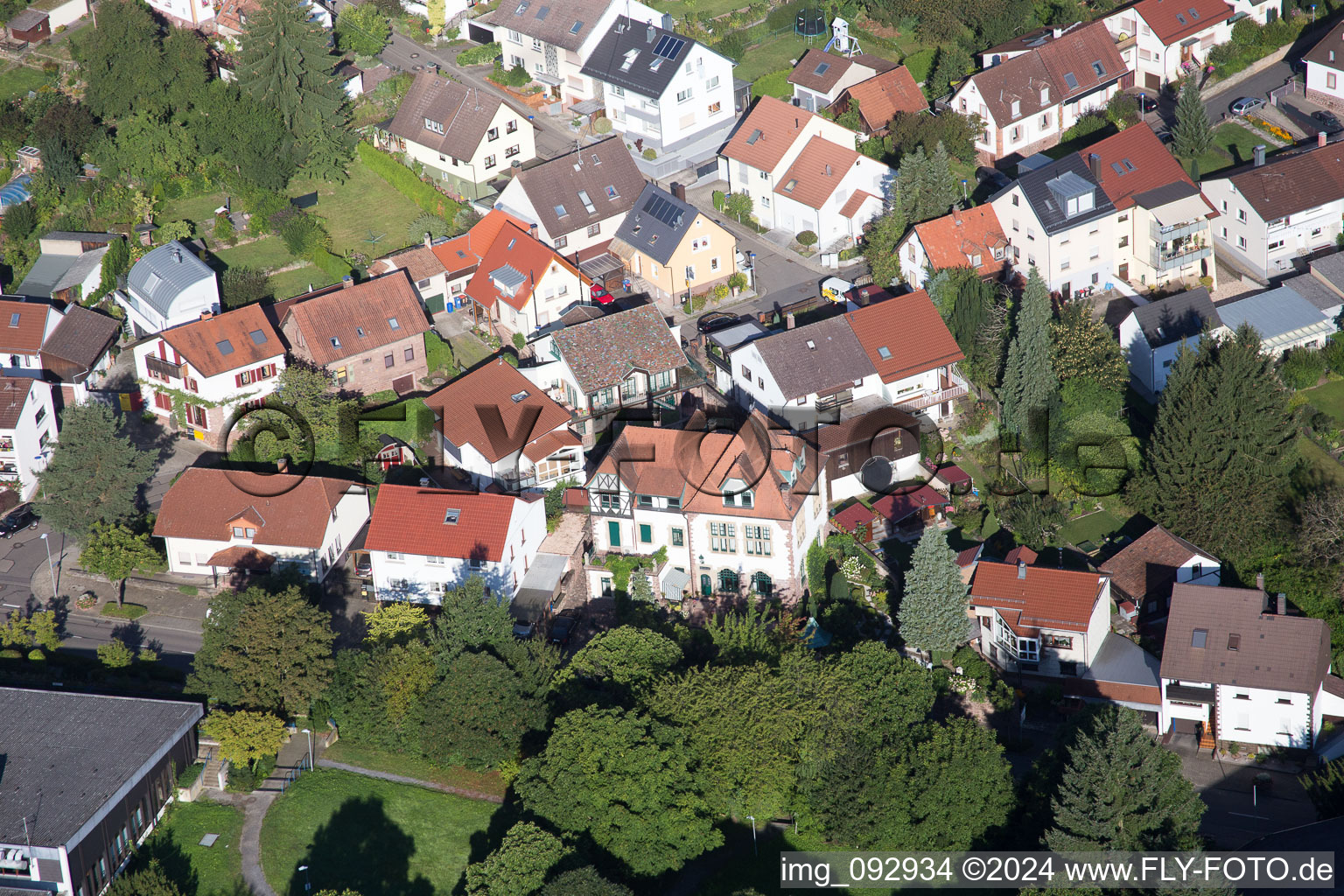 Quartier Hohenwettersbach in Karlsruhe dans le département Bade-Wurtemberg, Allemagne du point de vue du drone