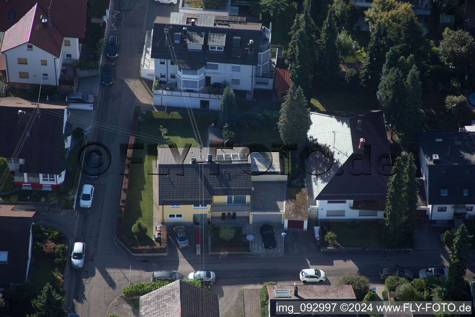 Vue aérienne de Hellenstraße à le quartier Wolfartsweier in Karlsruhe dans le département Bade-Wurtemberg, Allemagne