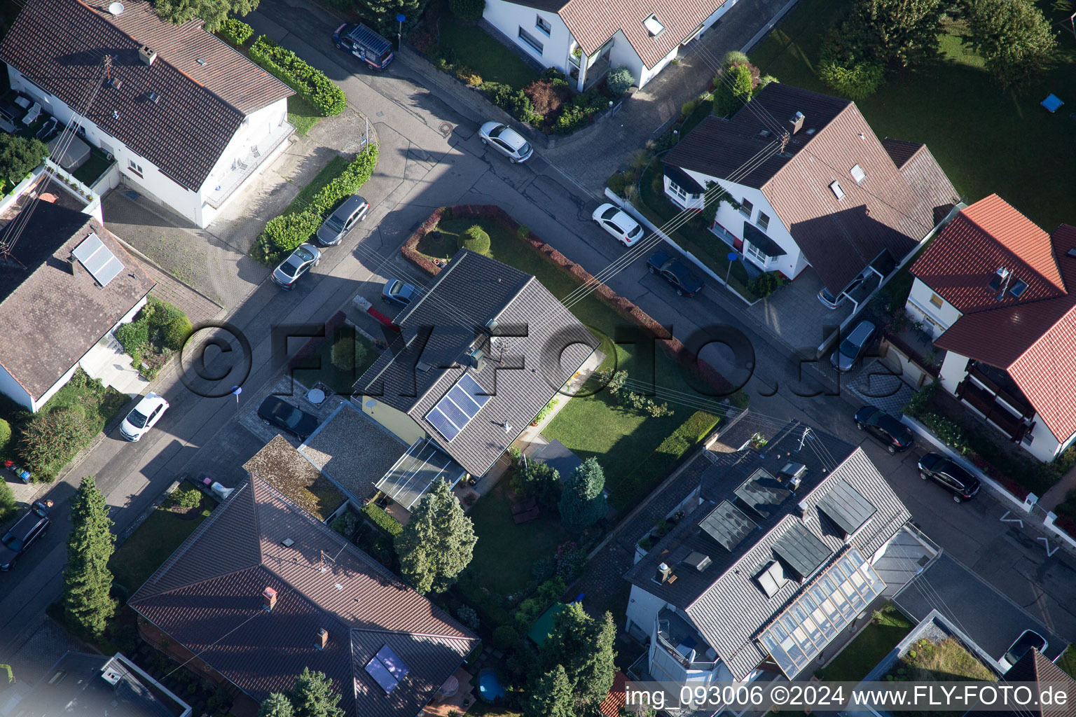 Hellenstraße à le quartier Wolfartsweier in Karlsruhe dans le département Bade-Wurtemberg, Allemagne d'en haut