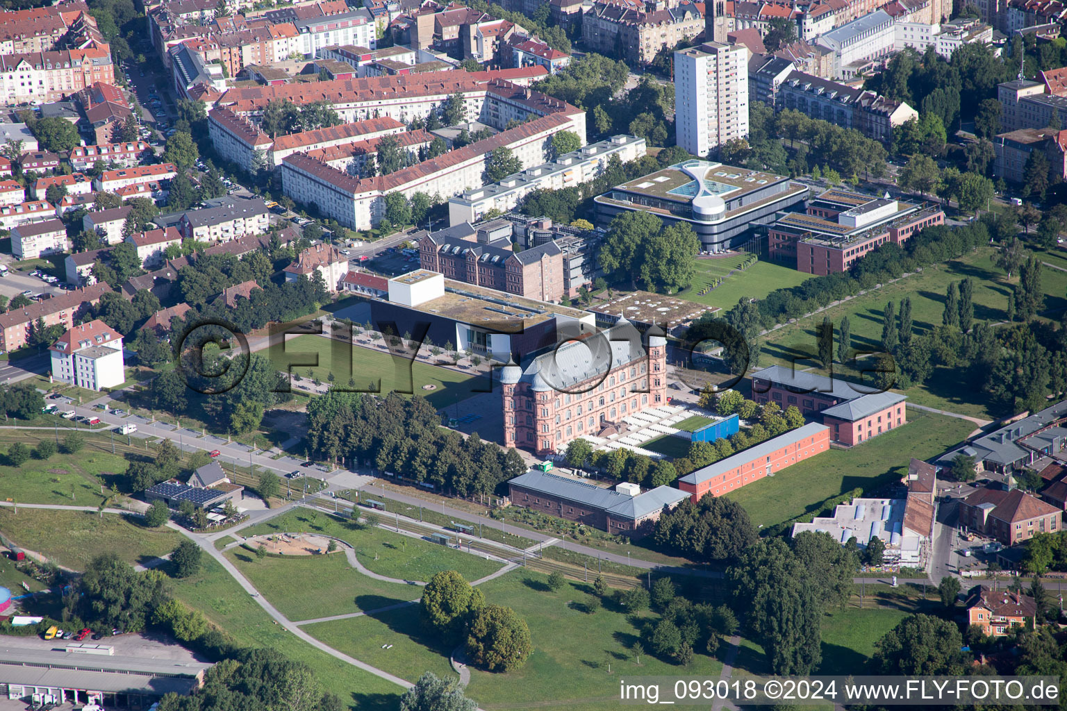 Vue aérienne de Château de Gottesaue à le quartier Oststadt in Karlsruhe dans le département Bade-Wurtemberg, Allemagne