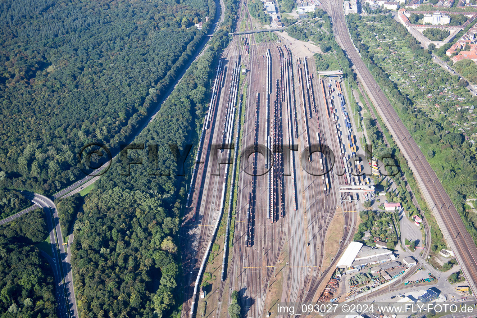 Vue aérienne de Gare de fret à le quartier Südstadt in Karlsruhe dans le département Bade-Wurtemberg, Allemagne