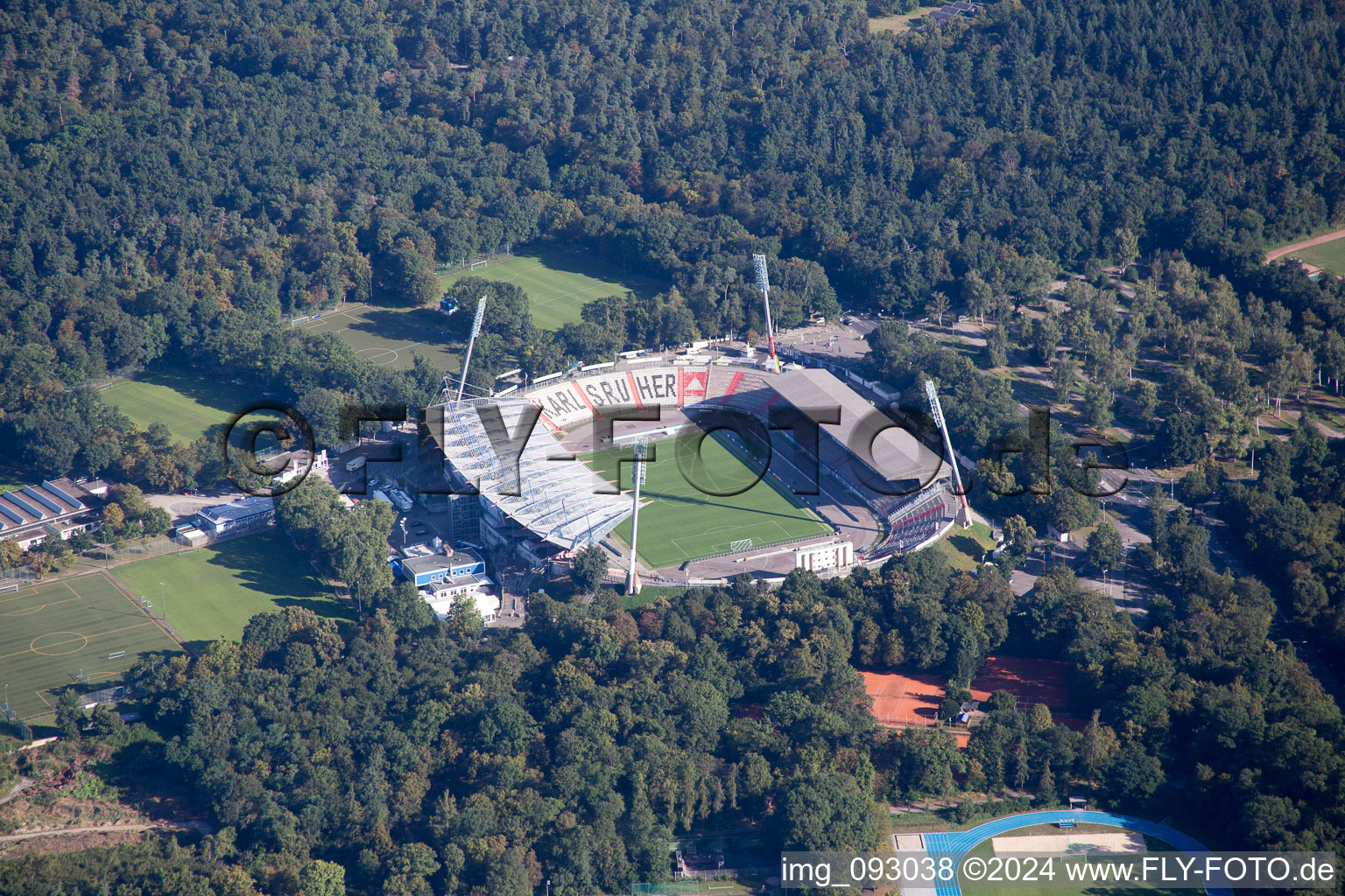 Vue aérienne de Stade KSC à le quartier Innenstadt-Ost in Karlsruhe dans le département Bade-Wurtemberg, Allemagne