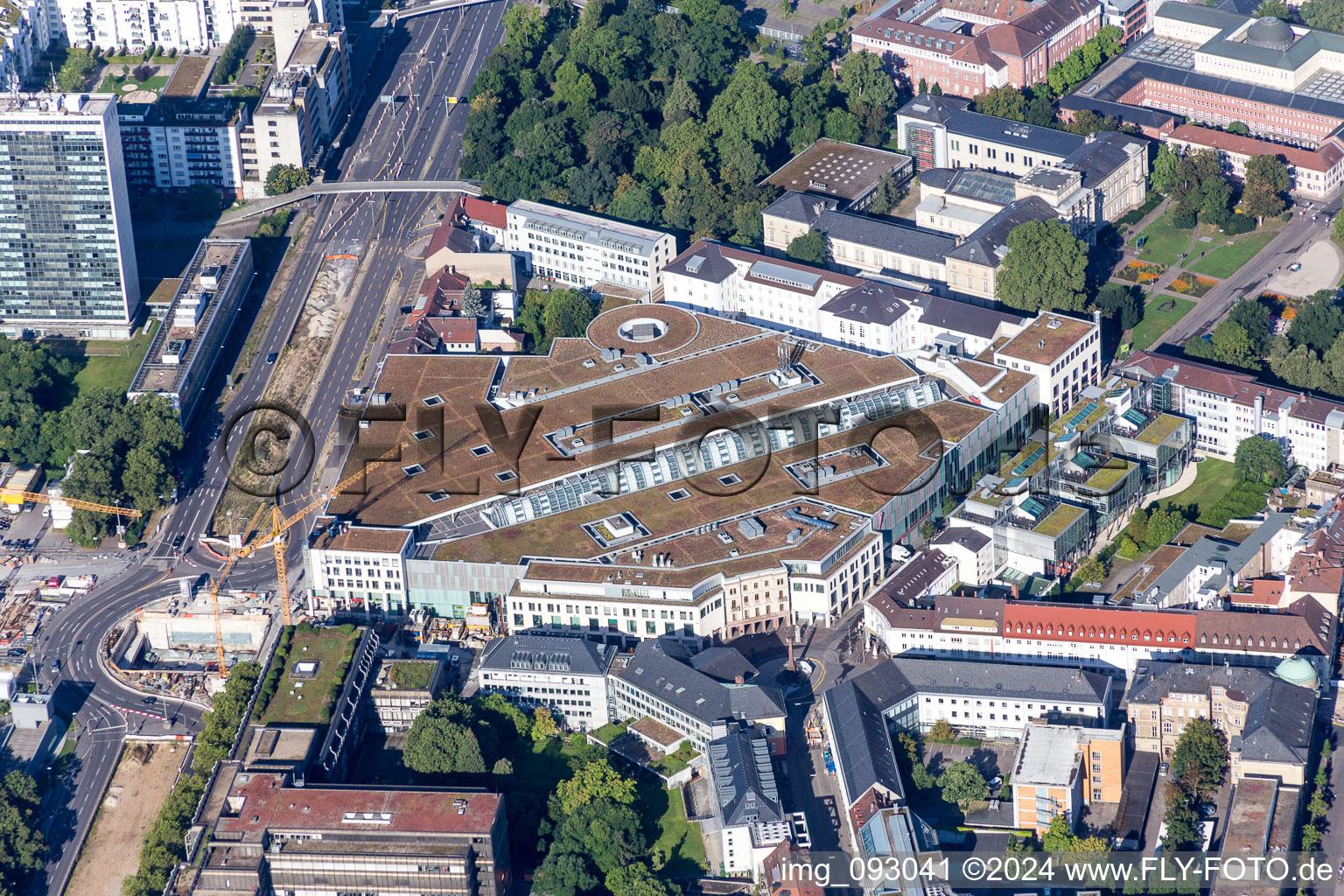 Vue aérienne de Centre Ettlinger Tor à le quartier Innenstadt-West in Karlsruhe dans le département Bade-Wurtemberg, Allemagne