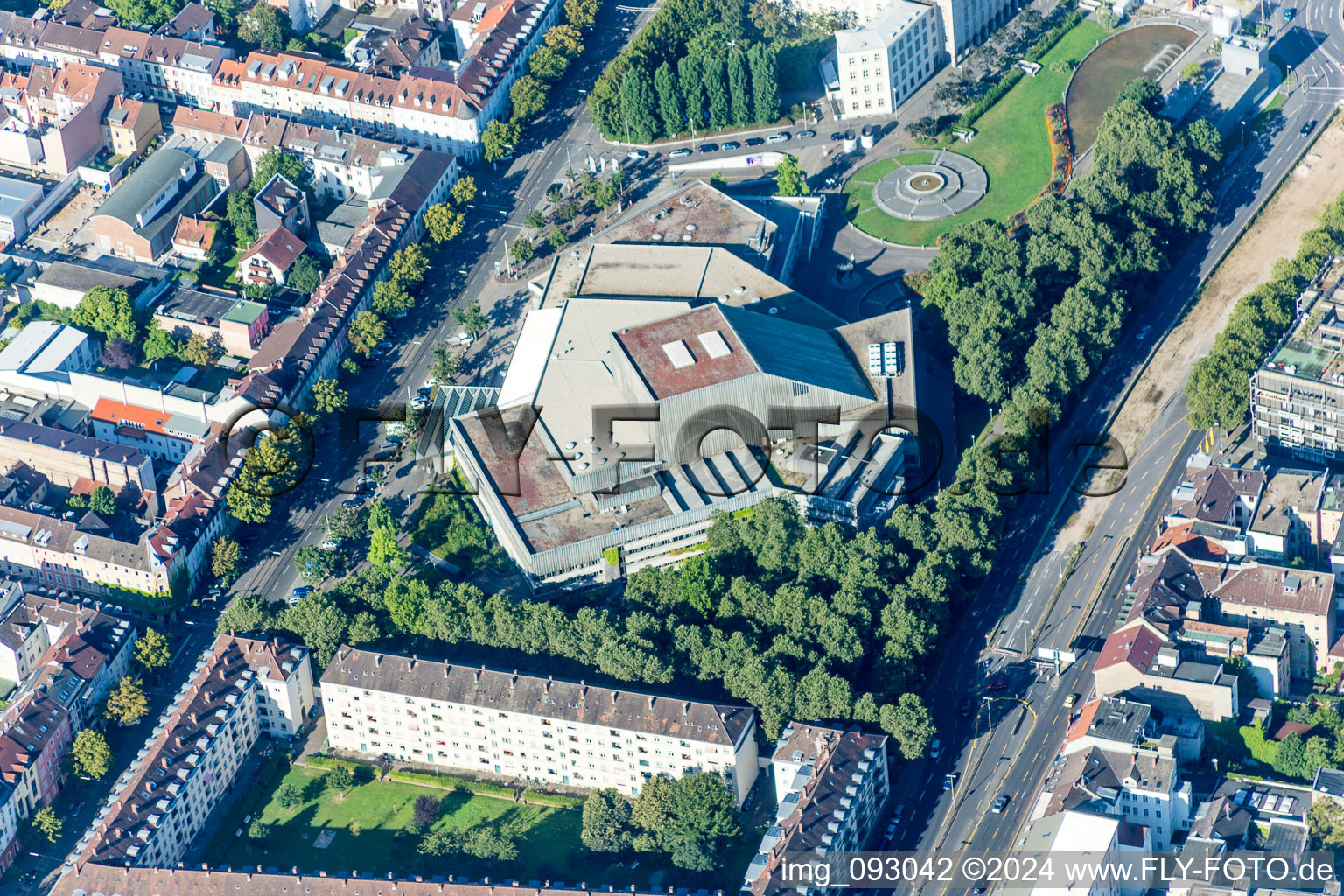 Vue aérienne de Théâtre à le quartier Südstadt in Karlsruhe dans le département Bade-Wurtemberg, Allemagne