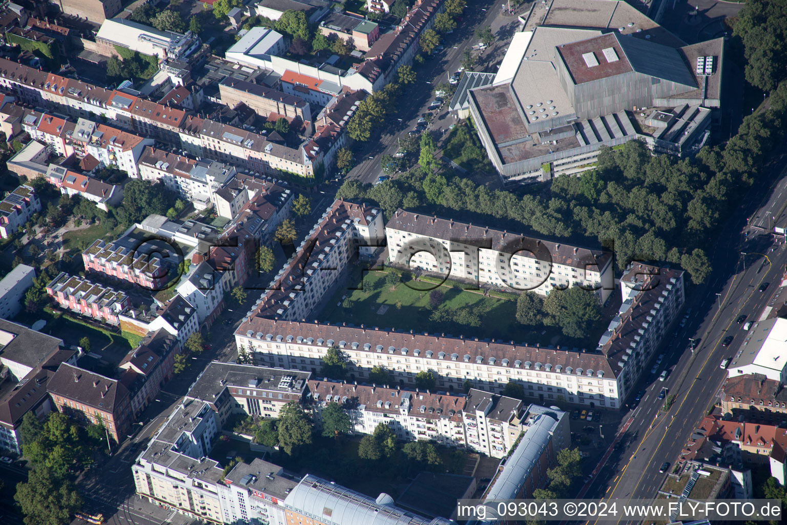 Vue aérienne de Théâtre, Adlerstr. à le quartier Südstadt in Karlsruhe dans le département Bade-Wurtemberg, Allemagne