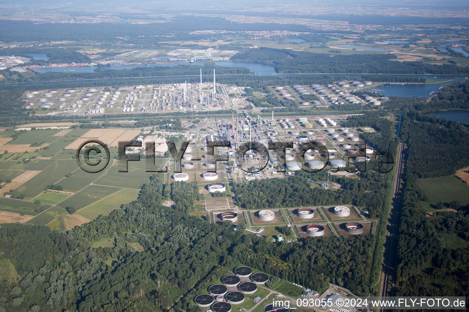 Vue aérienne de Raffinerie à le quartier Knielingen in Karlsruhe dans le département Bade-Wurtemberg, Allemagne