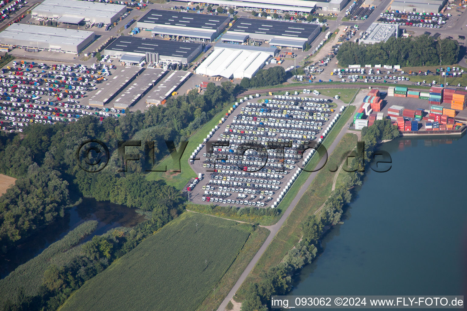 Photographie aérienne de Zone industrielle d'Oberwald, port rhénan de Wörth à le quartier Maximiliansau in Wörth am Rhein dans le département Rhénanie-Palatinat, Allemagne