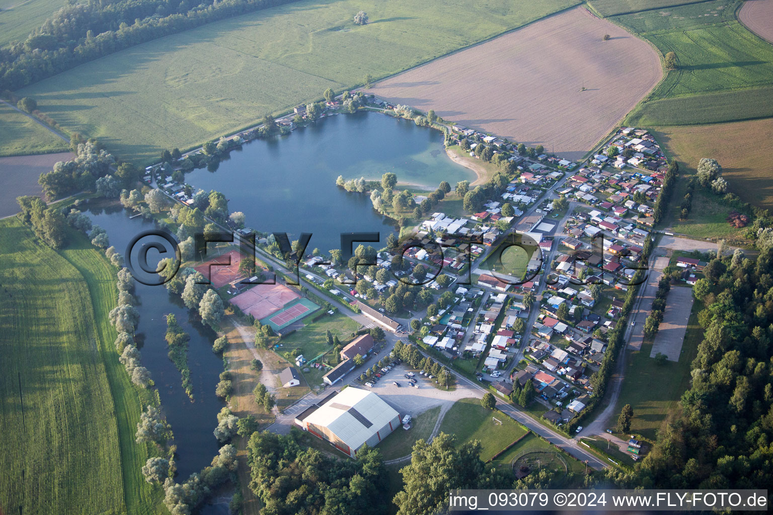 Vue aérienne de Camping Les Peupliers à Seltz dans le département Bas Rhin, France