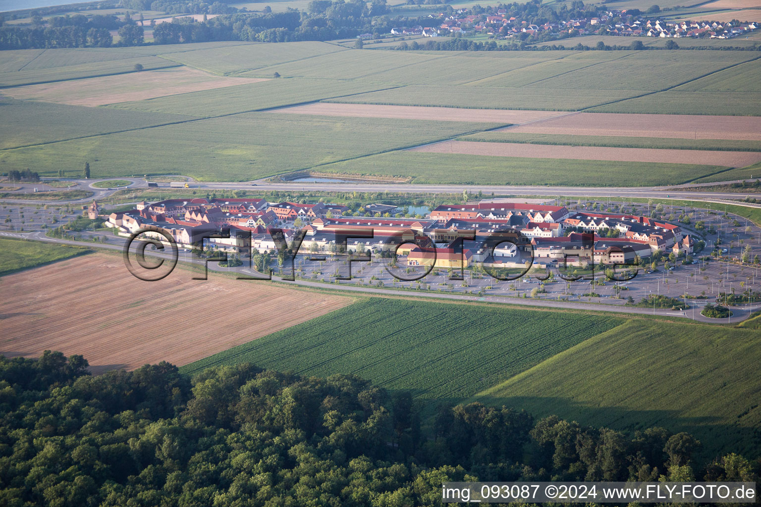 Vue aérienne de Centre de vente à Roppenheim dans le département Bas Rhin, France