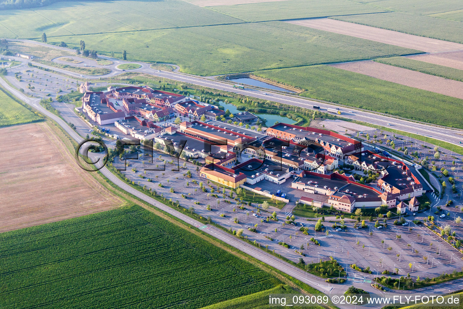 Centre commercial Roppenheim The Style Outlets à Roppenheim dans le département Bas Rhin, France depuis l'avion