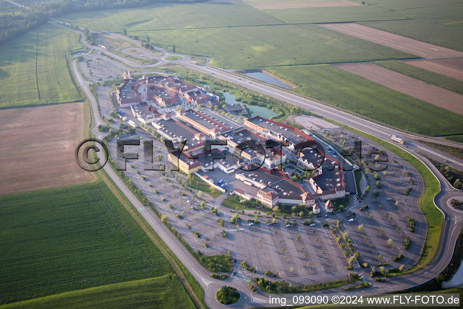 Vue aérienne de Roppenheim dans le département Bas Rhin, France