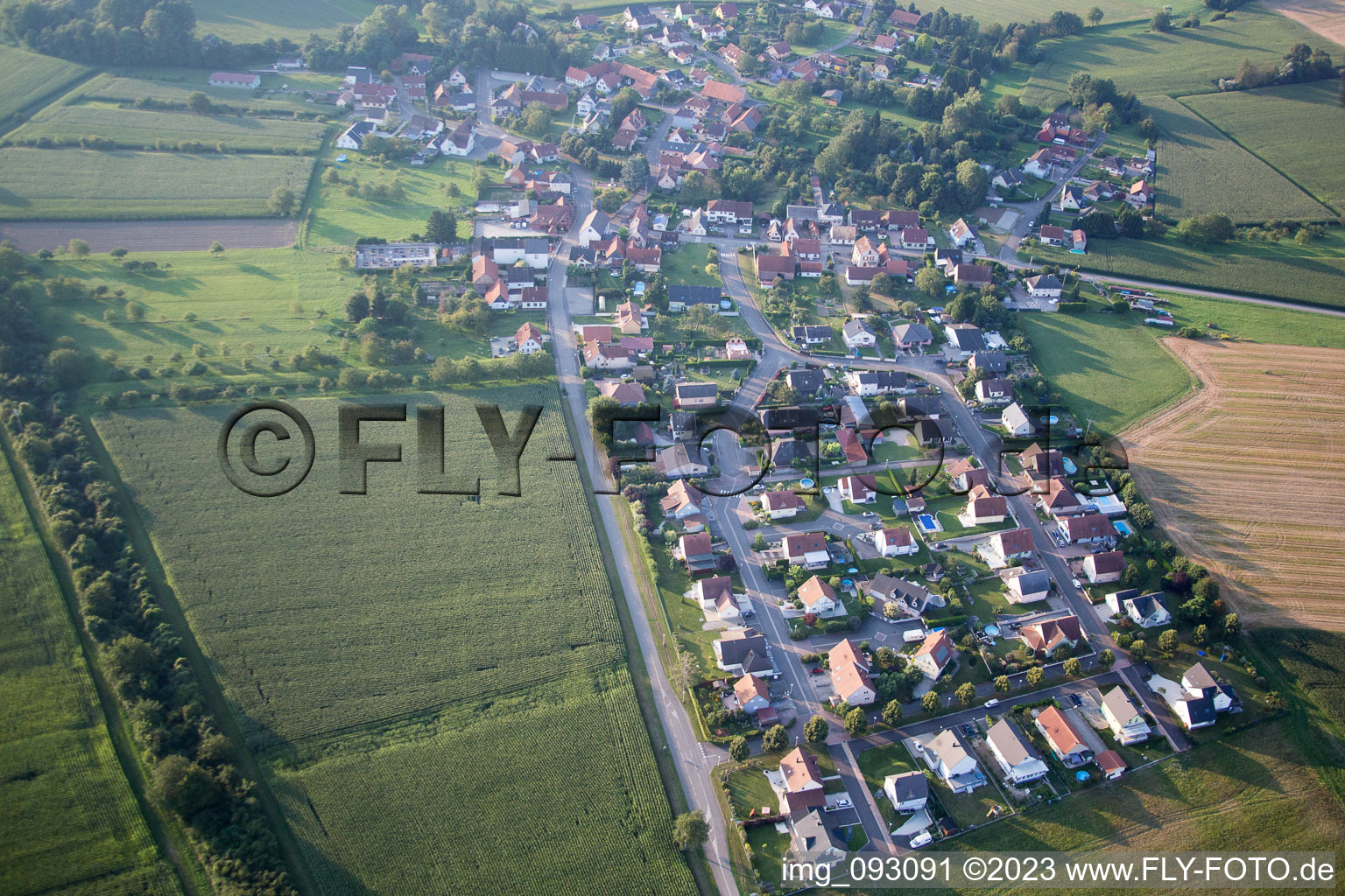 Neuhaeusel dans le département Bas Rhin, France vu d'un drone