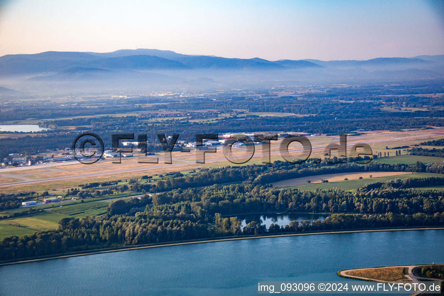 Vue aérienne de Aéroport de Bade à le quartier Söllingen in Rheinmünster dans le département Bade-Wurtemberg, Allemagne