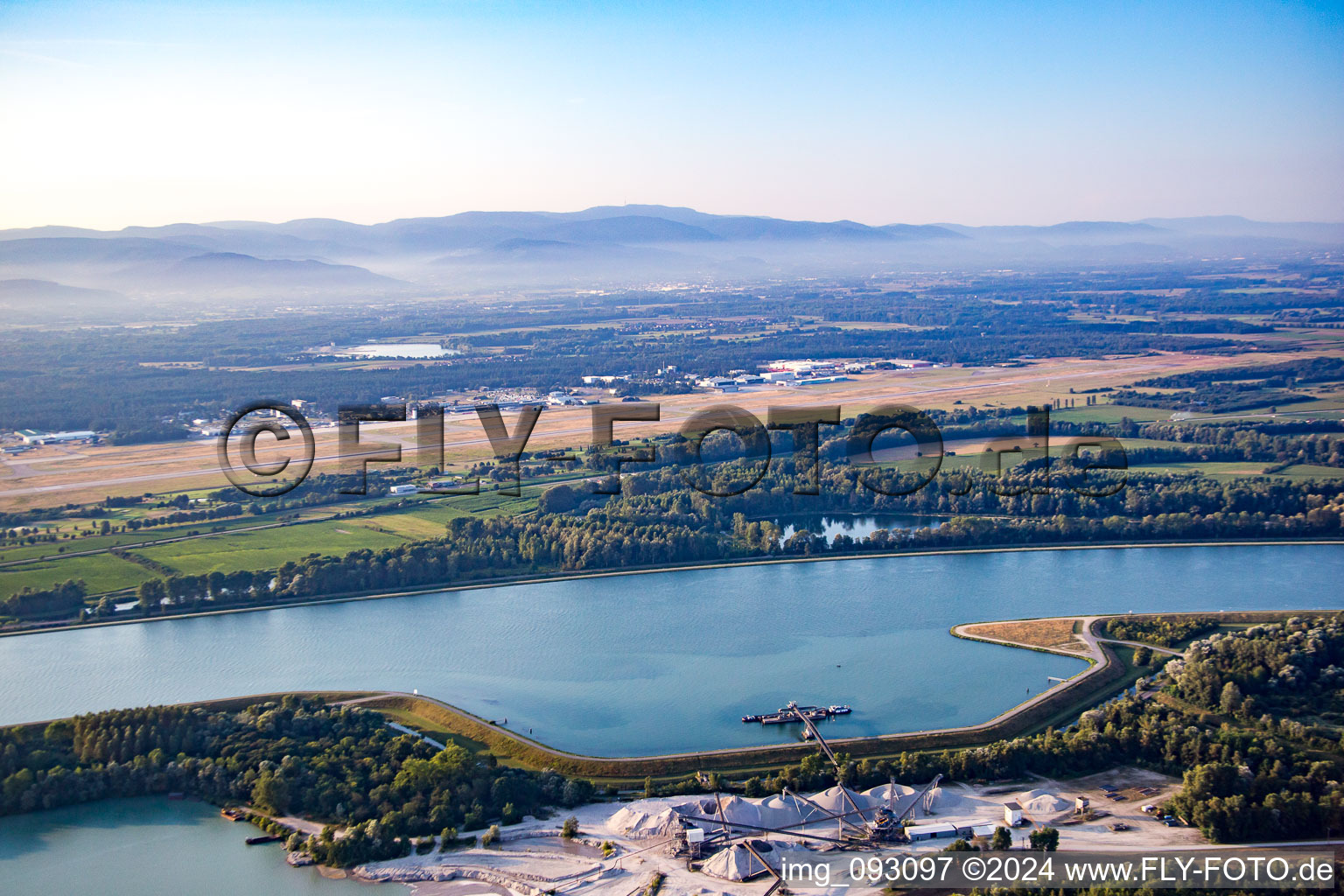 Vue aérienne de Aéroport de Bade à le quartier Söllingen in Rheinmünster dans le département Bade-Wurtemberg, Allemagne