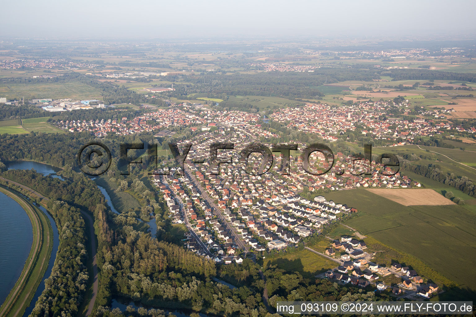 Vue aérienne de Drushenheim à Drusenheim dans le département Bas Rhin, France