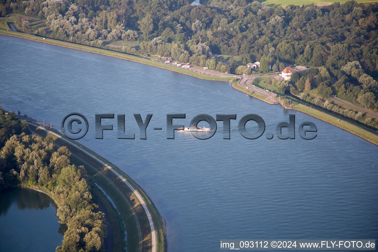 Vue aérienne de DrusenheimFerry Rhin à Drusenheim dans le département Bas Rhin, France