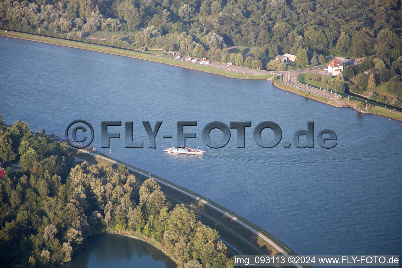 Vue aérienne de Un ferry traverse le Rhin de Greffern à Drusenheim à Drusenheim dans le département Bas Rhin, France