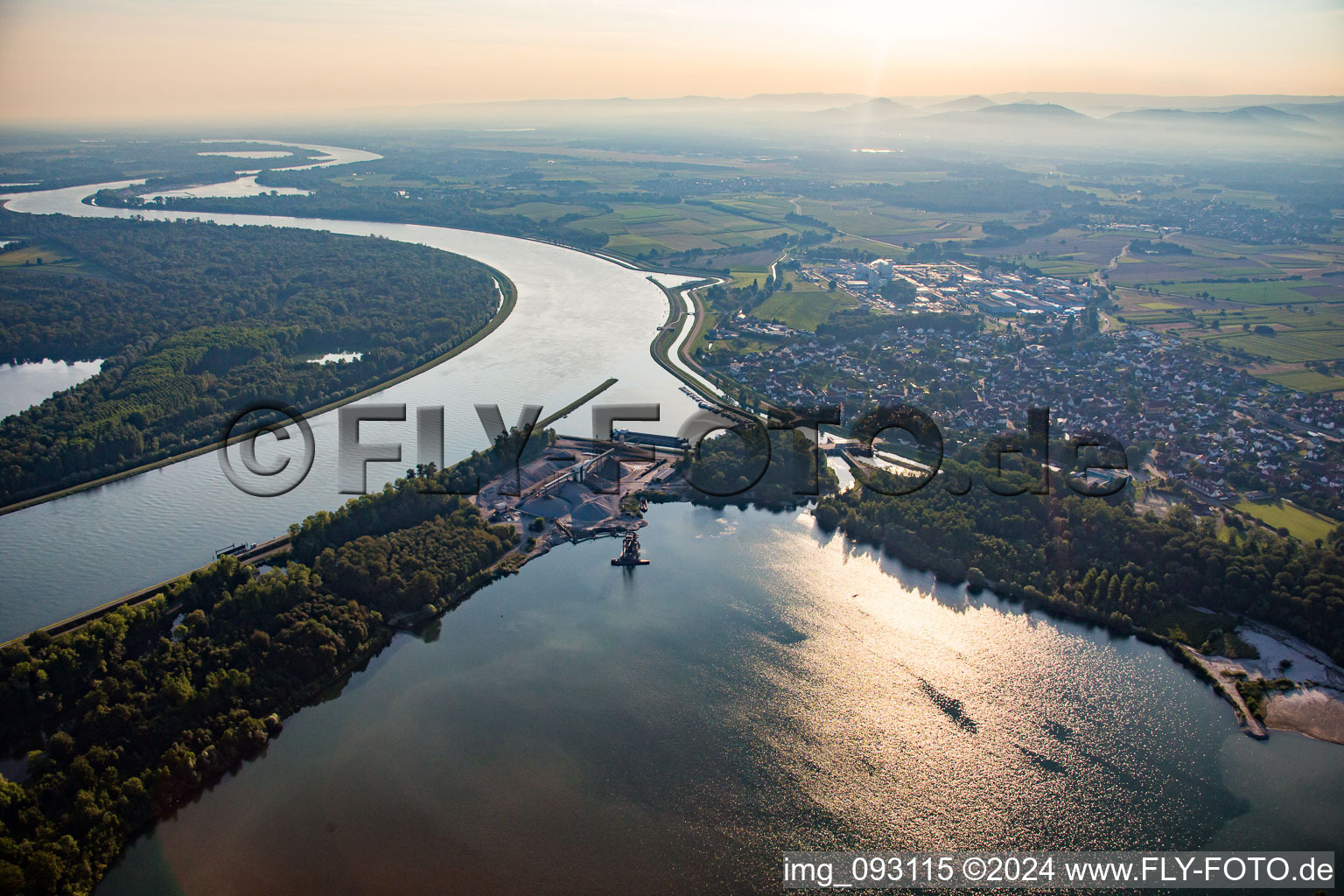 Vue aérienne de Gravière Rheinmünster-Greffern à le quartier Greffern in Rheinmünster dans le département Bade-Wurtemberg, Allemagne