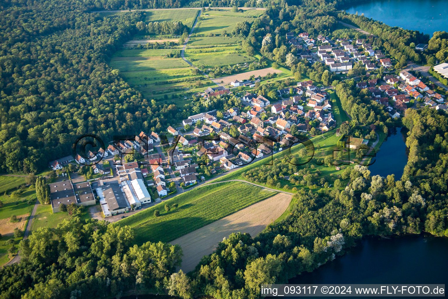Vue aérienne de Zones riveraines du lac de carrière du Rhin à le quartier Grauelsbaum in Lichtenau dans le département Bade-Wurtemberg, Allemagne