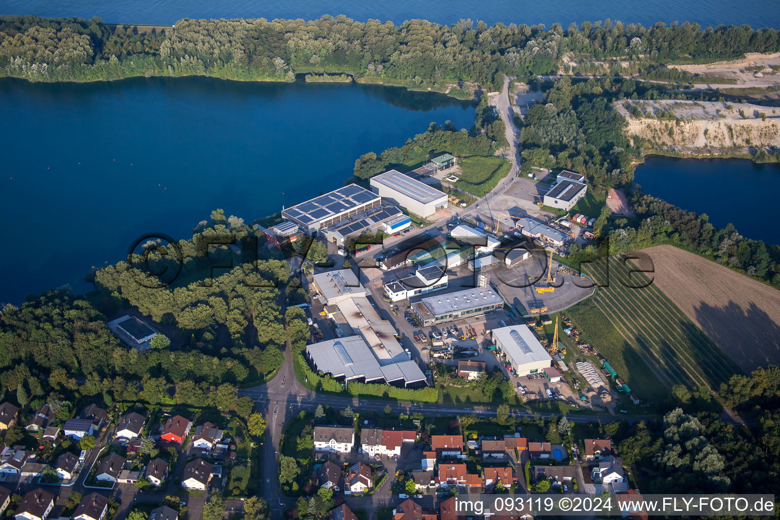 Vue aérienne de Zone commerciale et implantation d'entreprise à la gravière Lichtenau-Grauelsbaum à le quartier Grauelsbaum in Lichtenau dans le département Bade-Wurtemberg, Allemagne