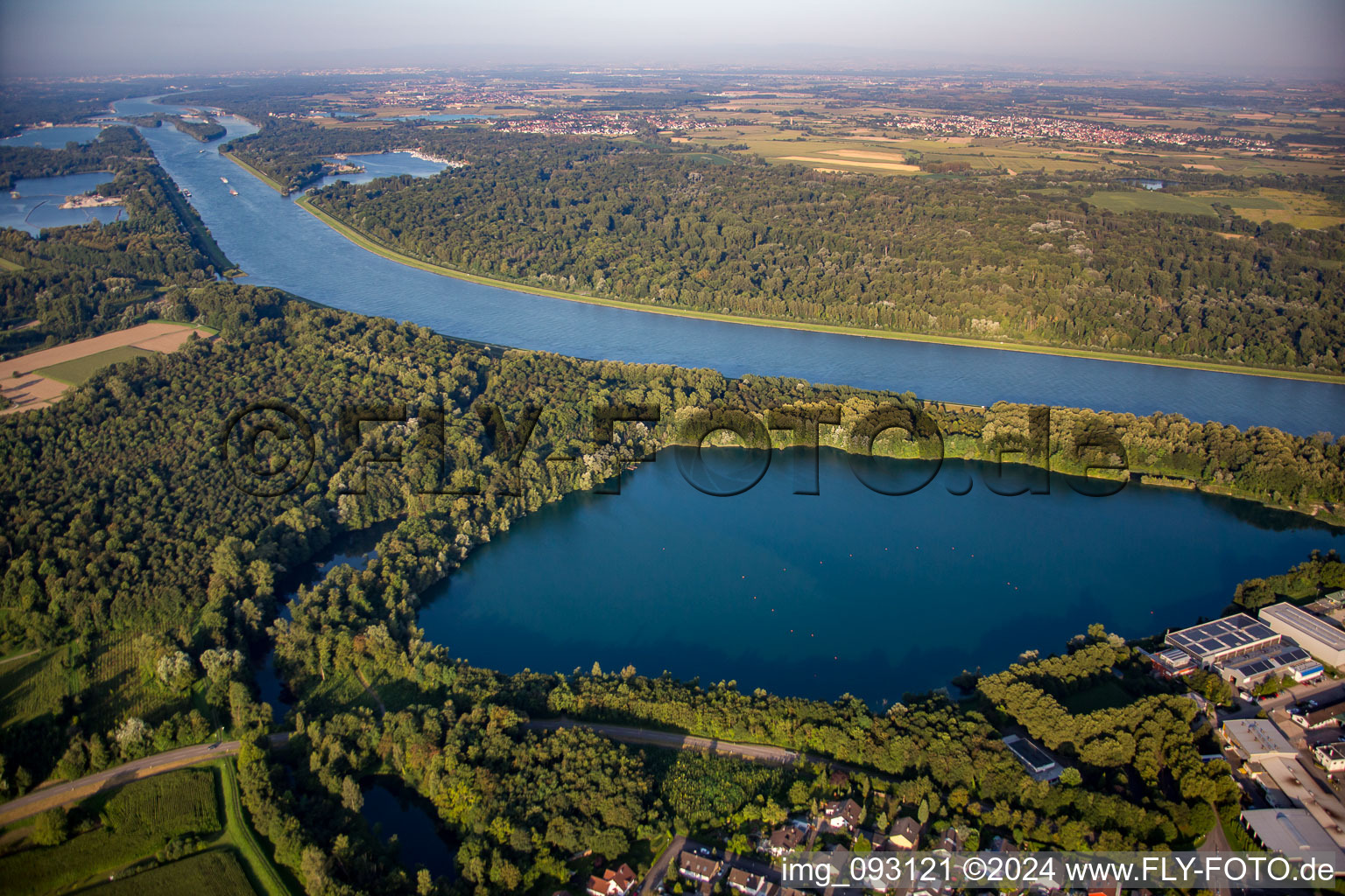 Vue aérienne de Étang de carrière à le quartier Grauelsbaum in Lichtenau dans le département Bade-Wurtemberg, Allemagne