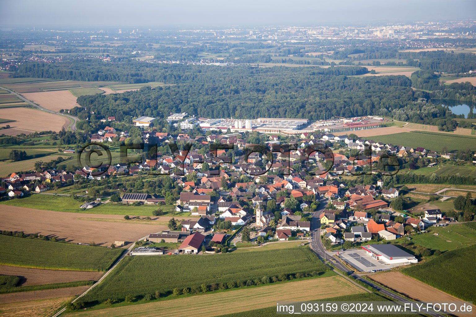 Vue aérienne de Feldern et l'entreprise de construction préfabriquée Weber-Haus à le quartier Linx in Rheinau dans le département Bade-Wurtemberg, Allemagne