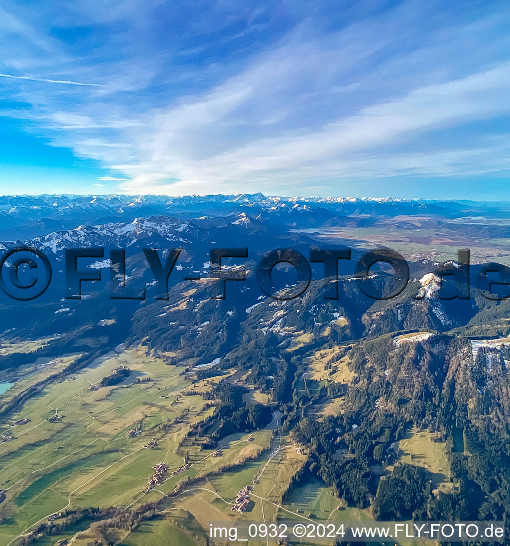 Vue aérienne de Brauneck et panorama alpin à le quartier Arzbach in Wackersberg dans le département Bavière, Allemagne