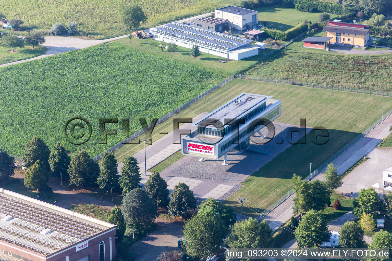 Vue aérienne de Bâtiment moderne sur pilotis de l'administration municipale de la commune Meißenheim à Meißenheim dans le département Bade-Wurtemberg, Allemagne